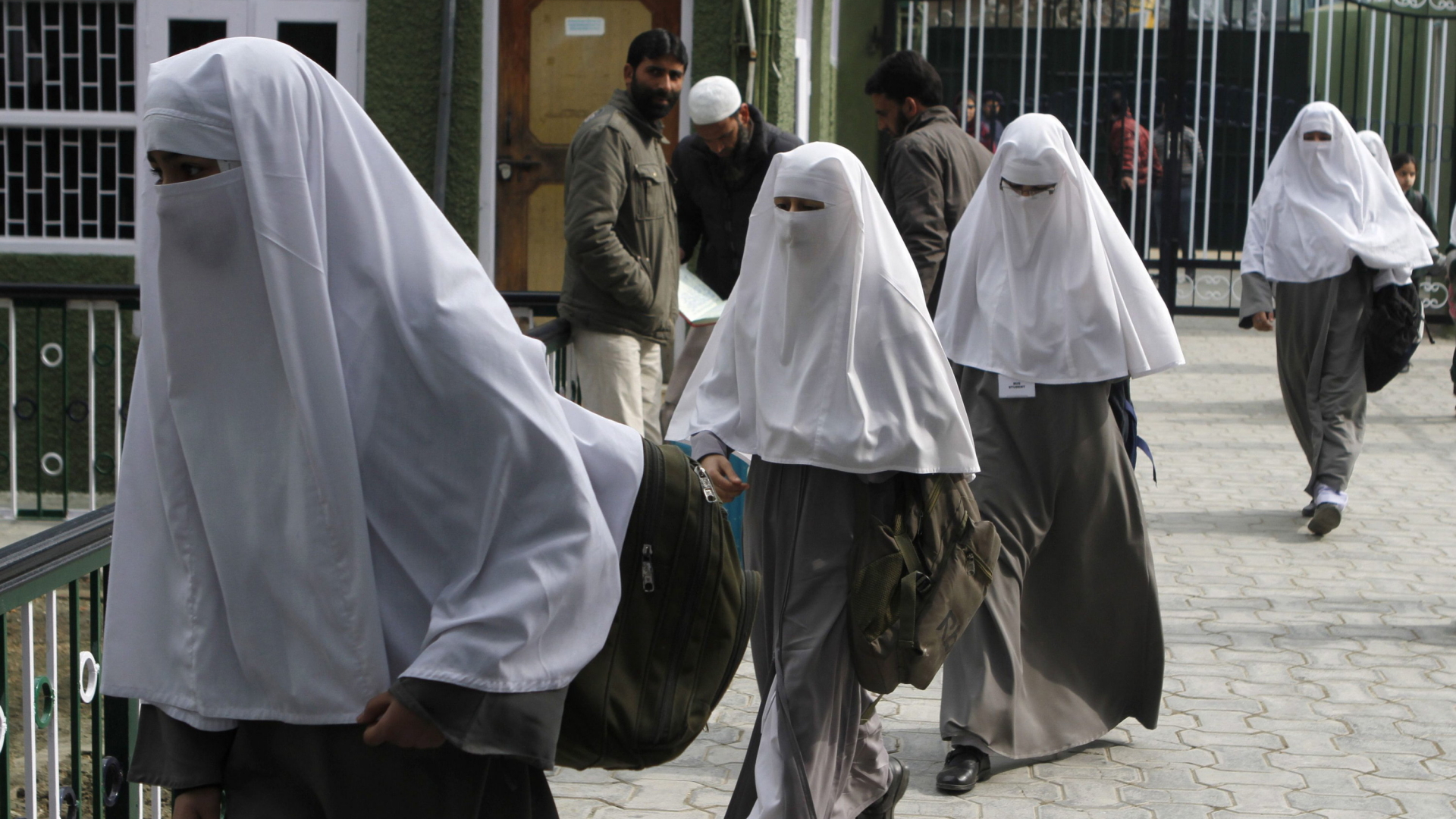 Schulmädchen einer muslimischen Schule in Kaschmir auf dem Schulweg in Srinagar. | dpa