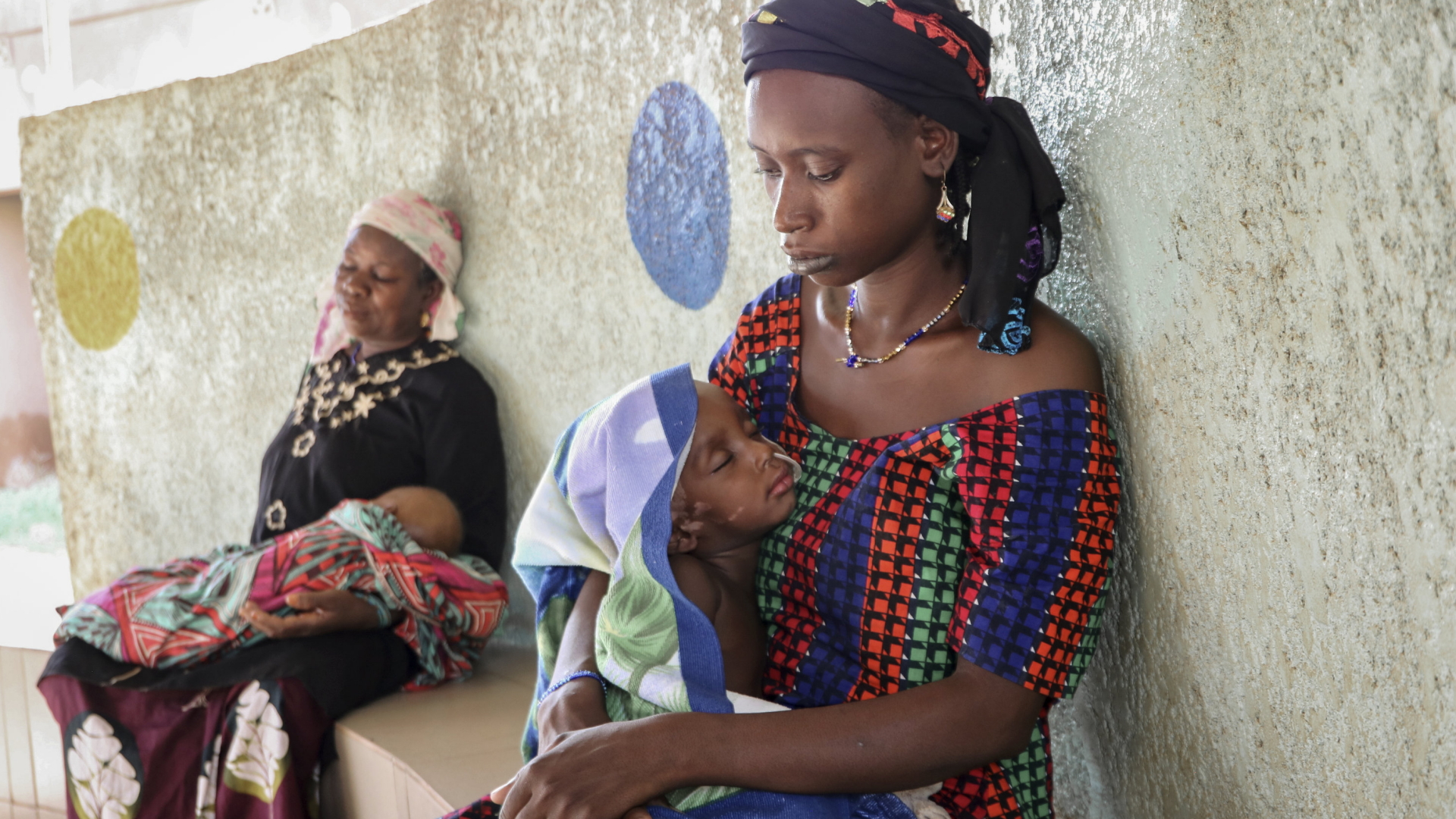 Zwei Frauen warten mit ihren Kinder auf eine ärztliche Behandlung in Ouagadougou, Burkina Faso (Archivbild). | AP