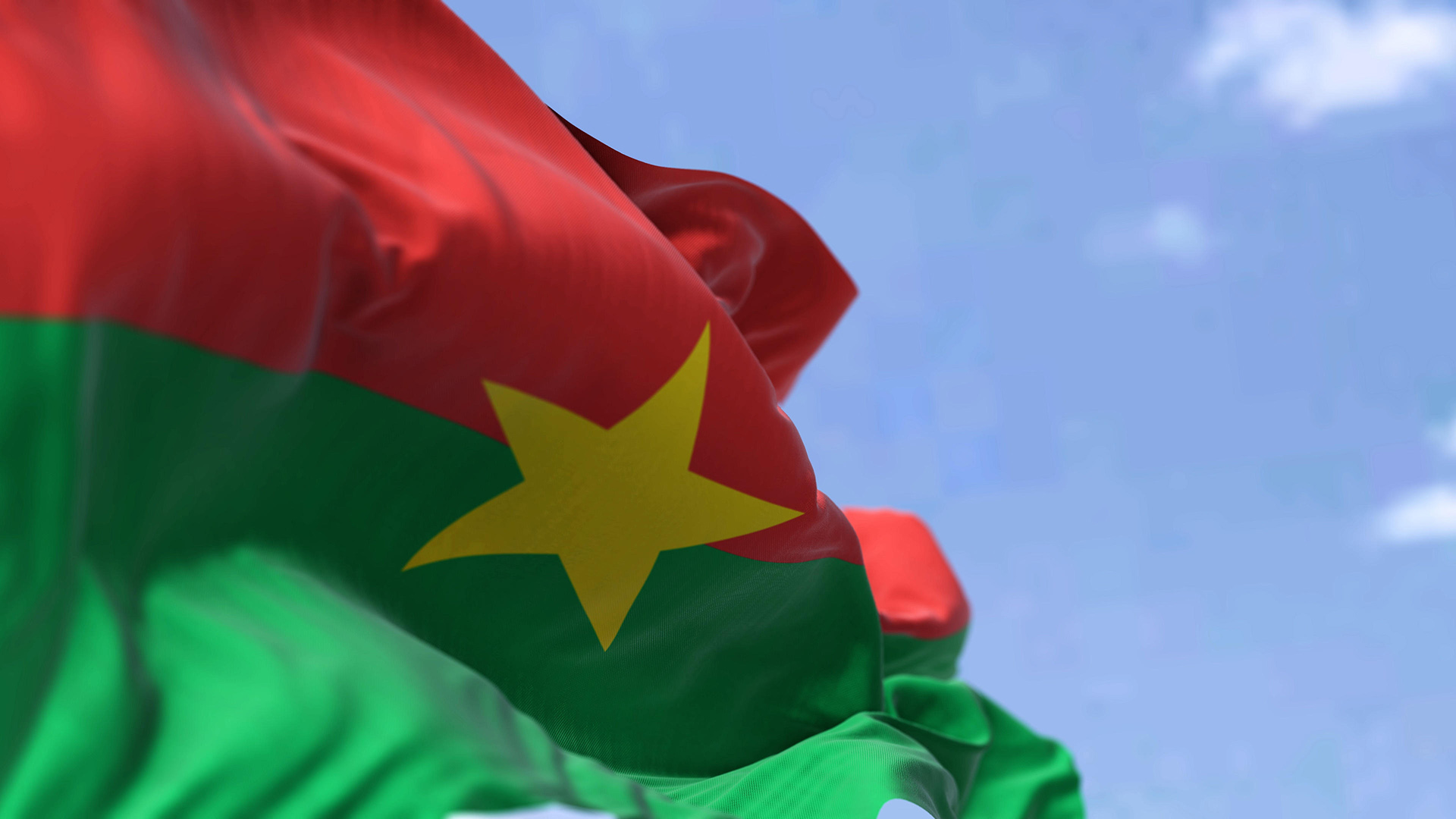 Die Flagge von Burkina Faso weht im Wind. | picture alliance / Zoonar