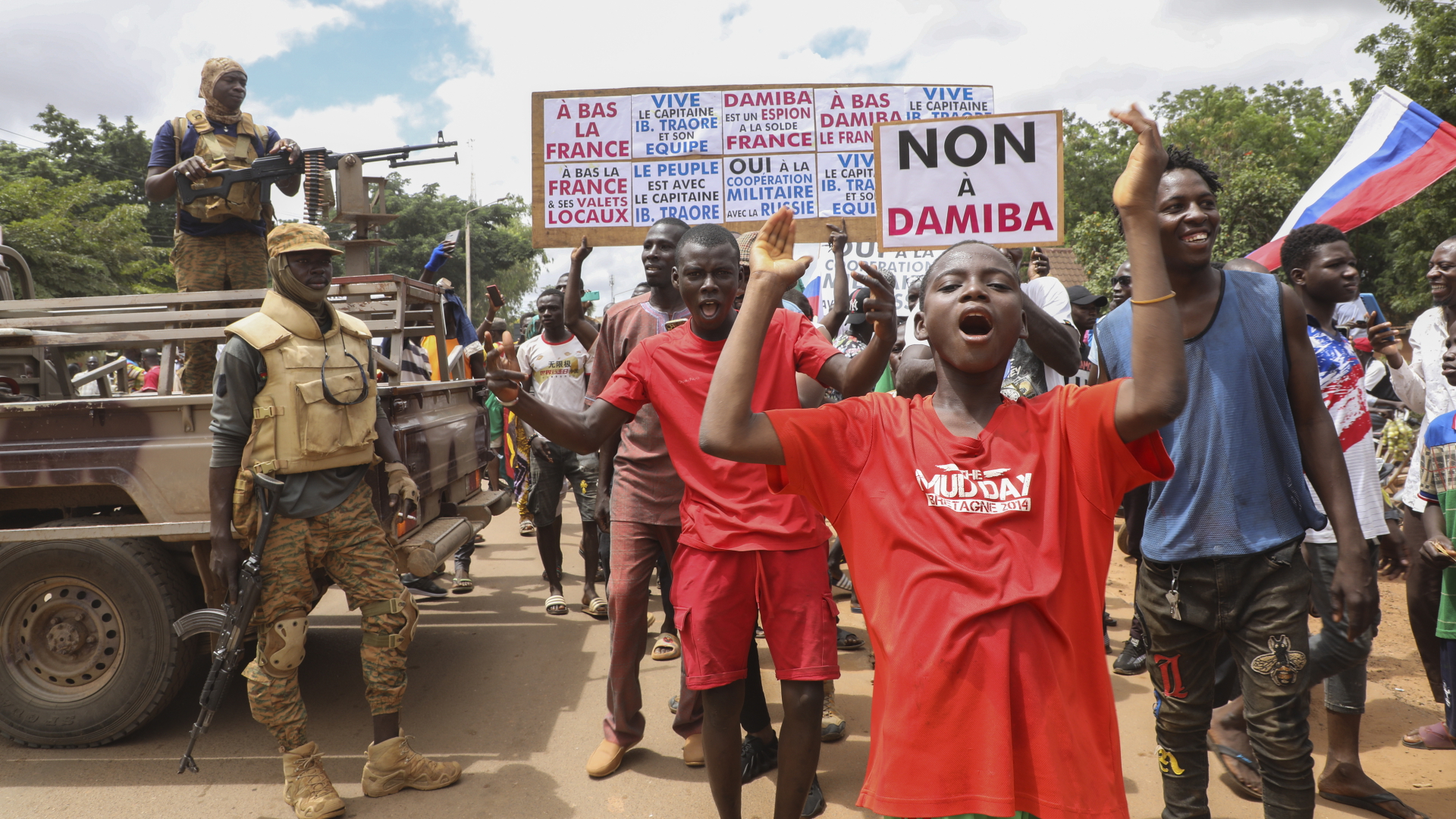 Demonstranten in Burkina Faso halten Schilder gegen den gestürzten Machthaber Damiba hoch.  | EPA