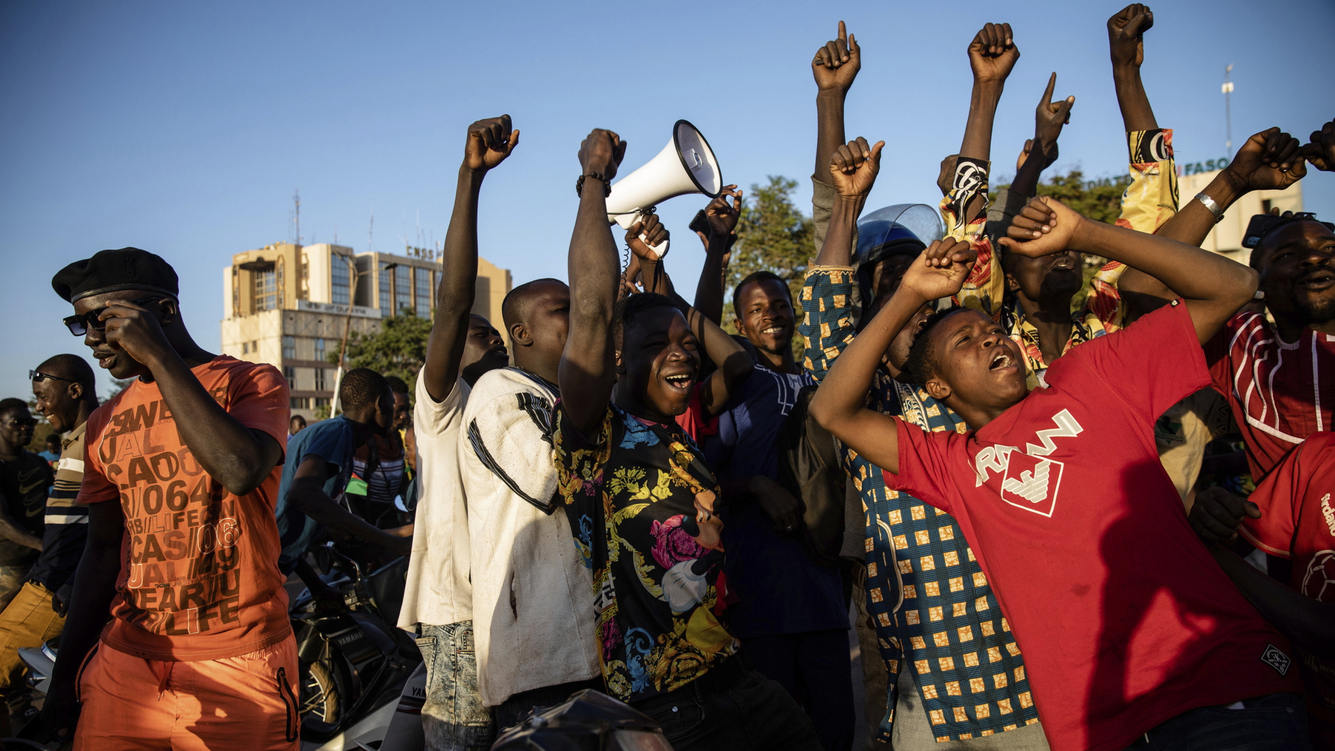 Menschen im Zentrum von Ouagadougou jubeln über den Militärputsch in Mali | AP