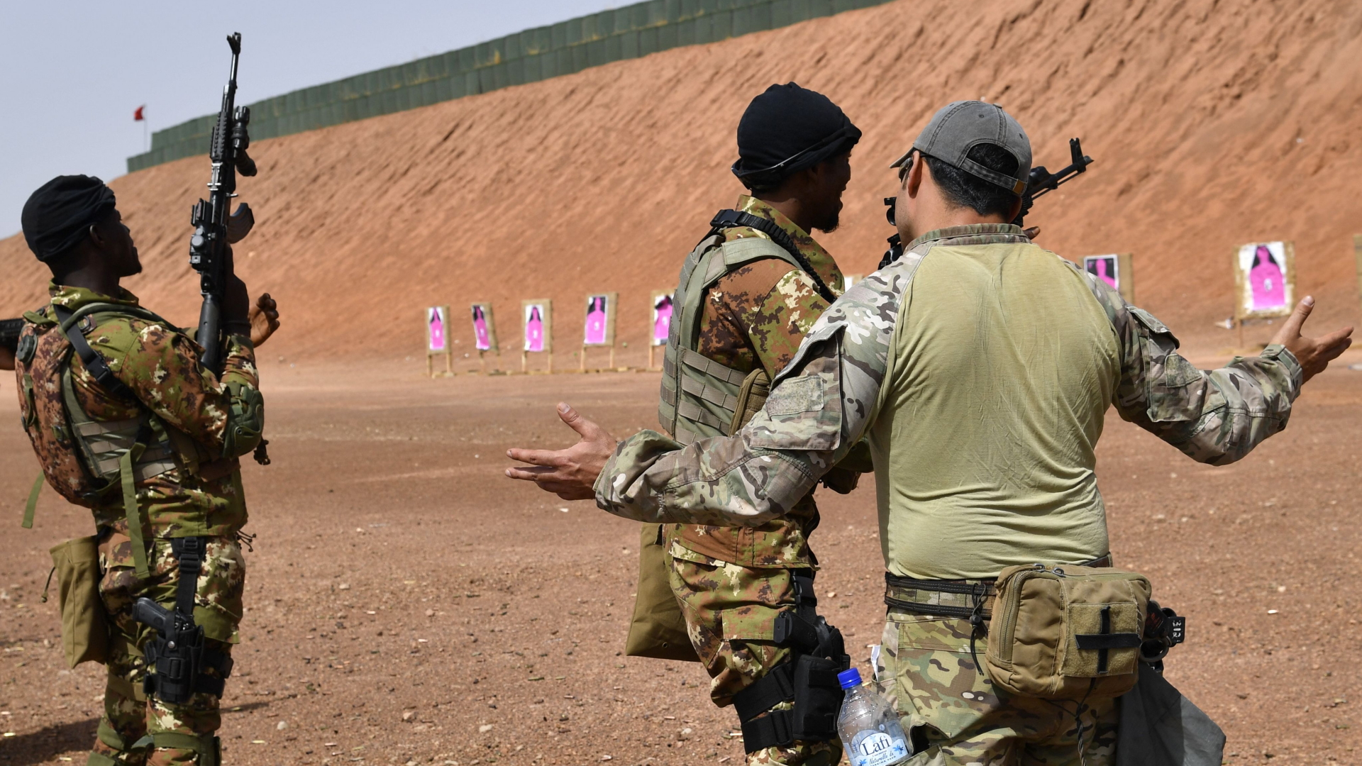 Ein Ausbilder US-Armee trainiert mit malische Soldaten während einer Anti-Terror-Übung in Burkina Faso.