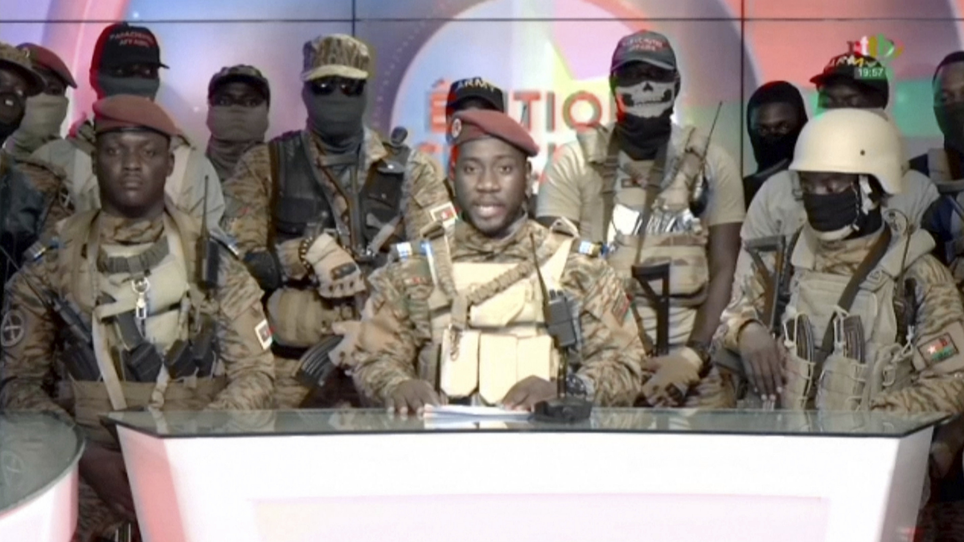 Ein Videostandbild des Staatssenders RTB zeigt Militärs in einem Fernsehstudio in Burkina Faso.