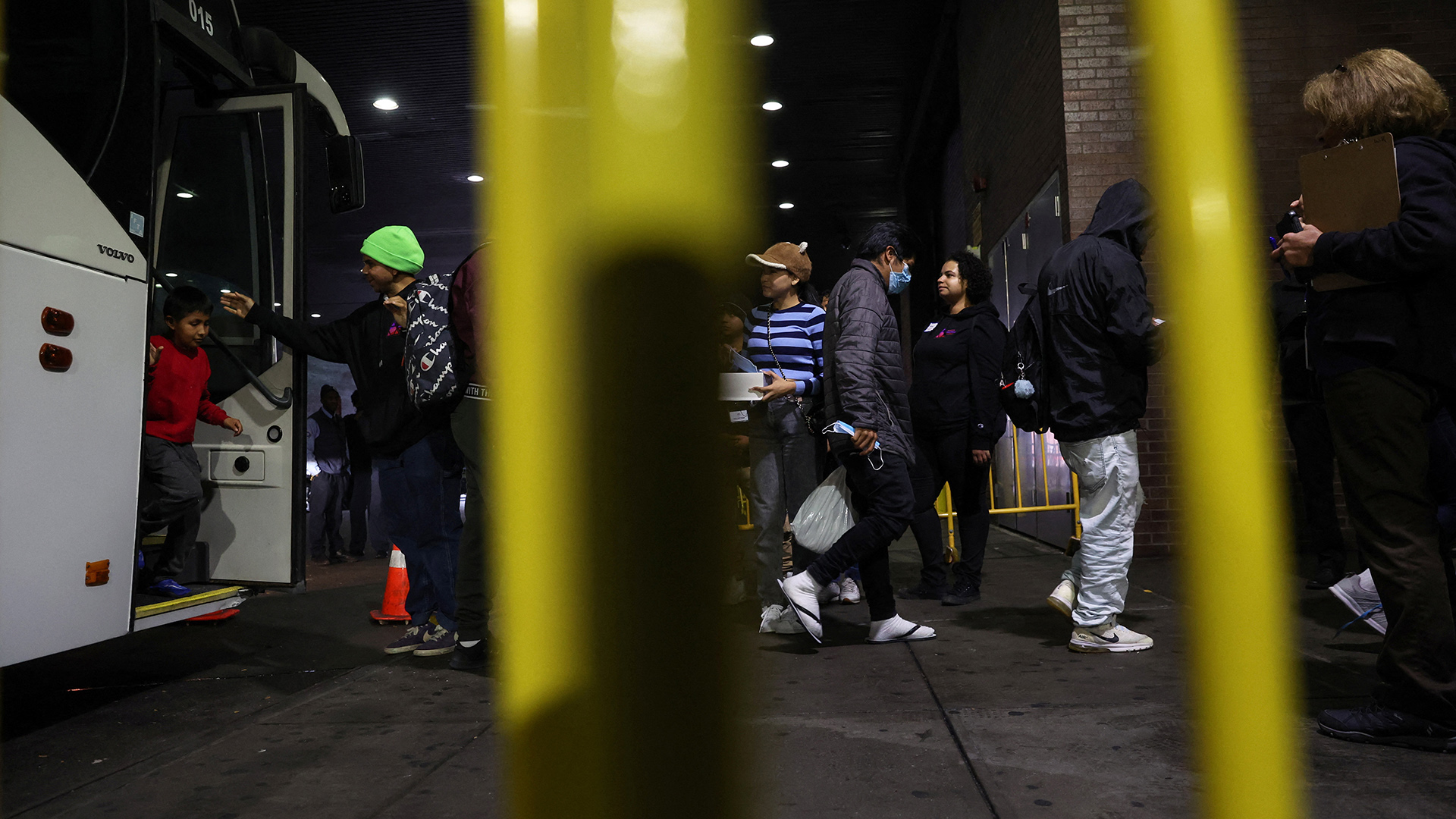 Migranten am Busbahnhof "Port Authority" in New York, USA. | REUTERS