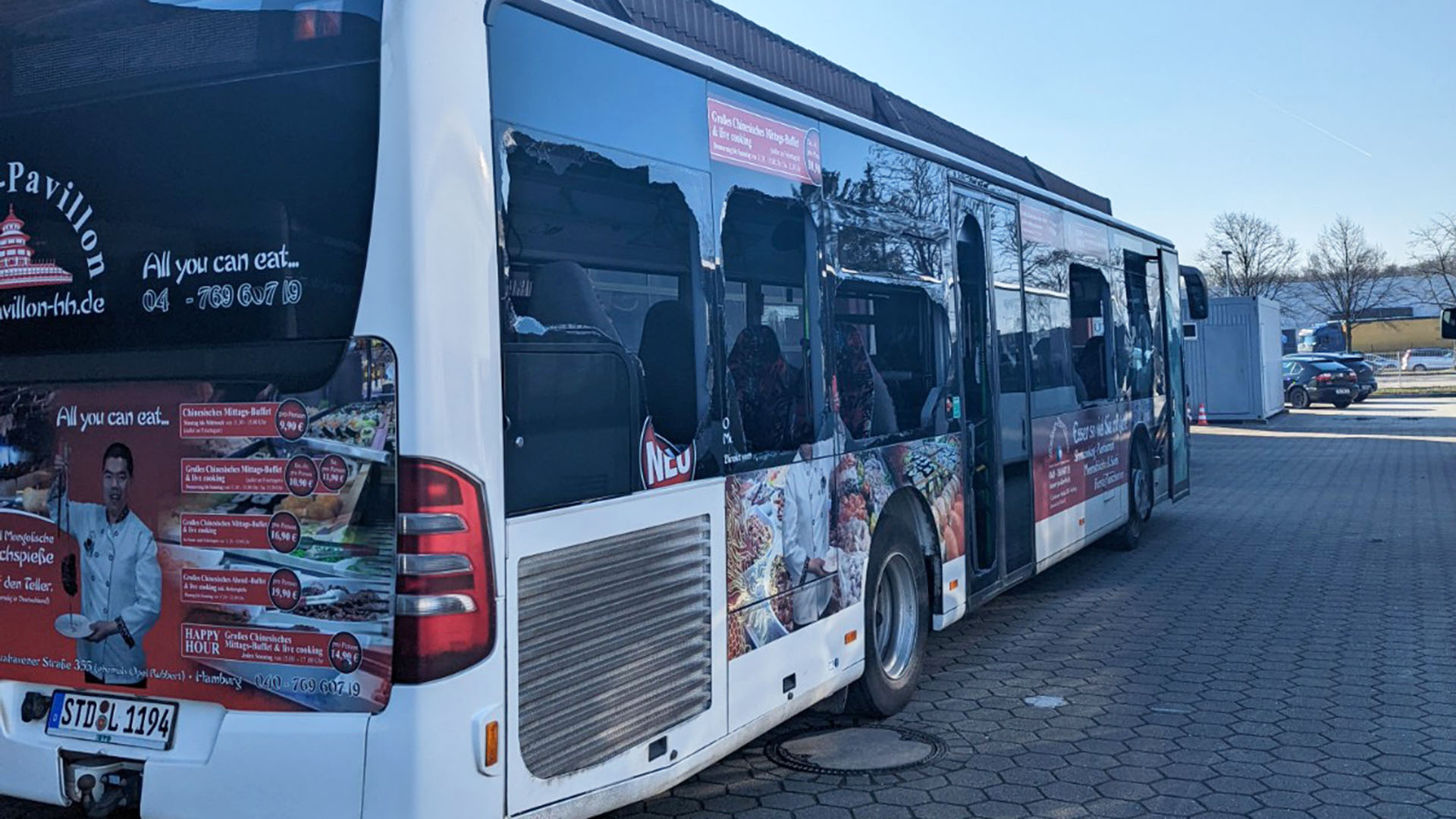 Eingeschlagen Scheiben bei einem Linienbus in Hittfeld | KVG Stade GmbH & Co. KG