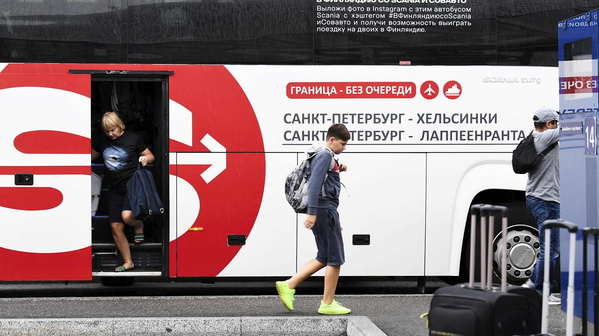 Fahrgäste, die am Flughafen Helsinki aus dem Bus aus St. Petersburg aussteigen.