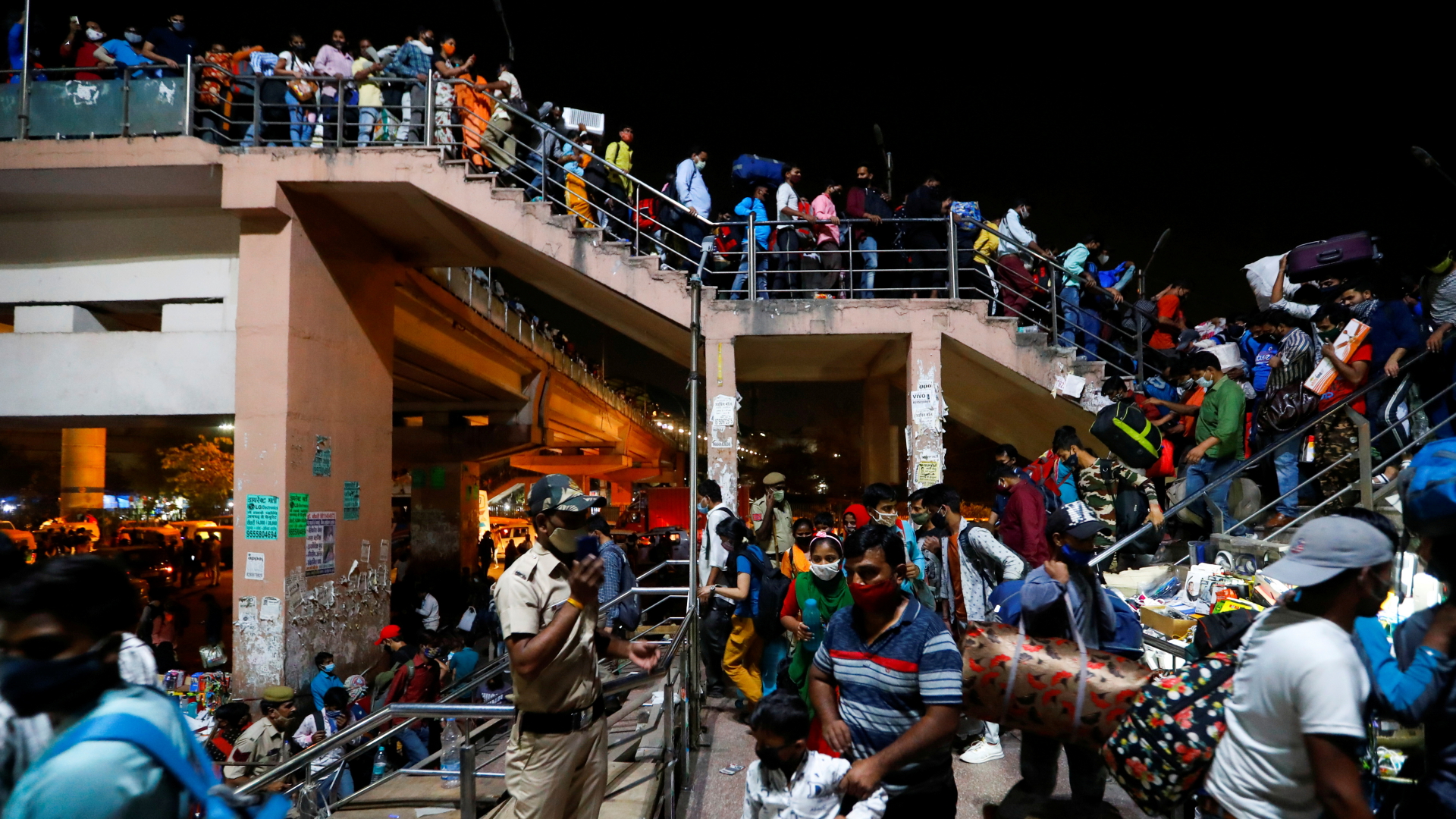 Menschen drängen sich an einem Busbahnhof in Delhi | REUTERS
