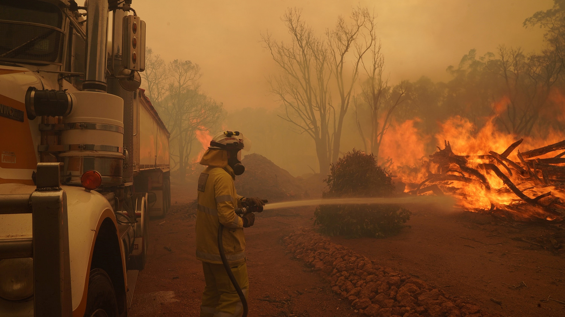 Ein Feuerwehrmann löscht ein Feuer bei Perth (Australien) | via REUTERS