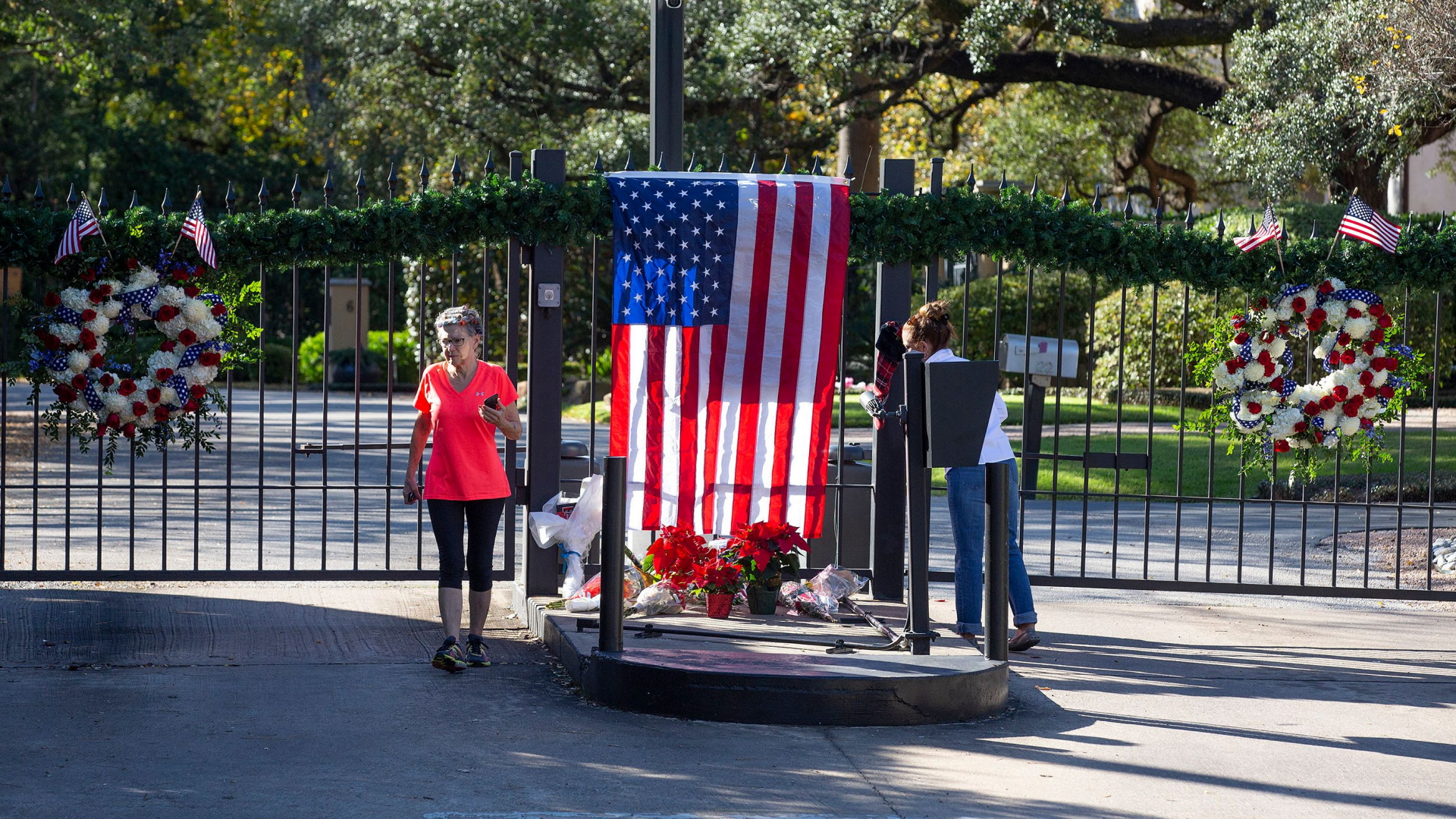 vor dem Wohnhaus des verstorbenen Präsidenten George H.W. Bush: Blumen und eine US-Flagge am Zaun. | Bildquelle: AFP