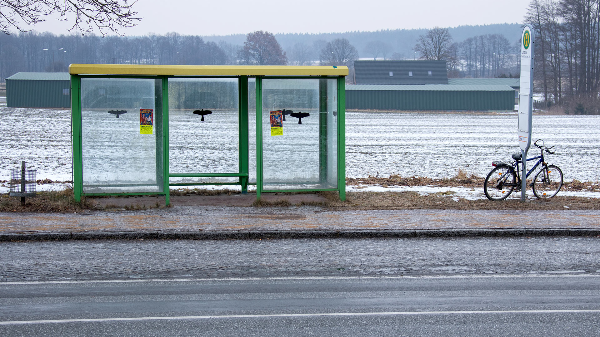 Ein Fahrrad steht an einer leeren Bushaltestelle bei Lützow, Mecklenburg-Vorpommern.