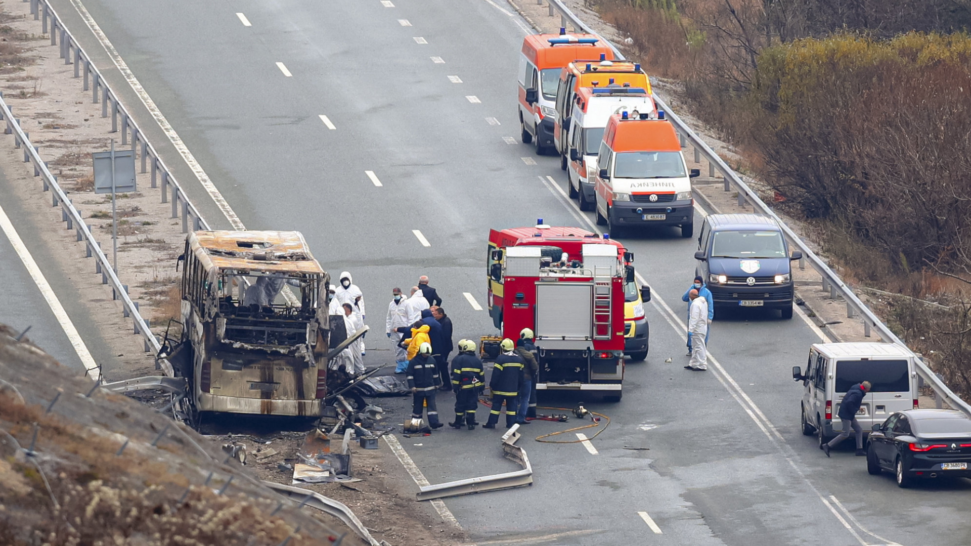 Ein ausgebrannter Reisebus auf einer Autobahn in Bulgarien. | AP