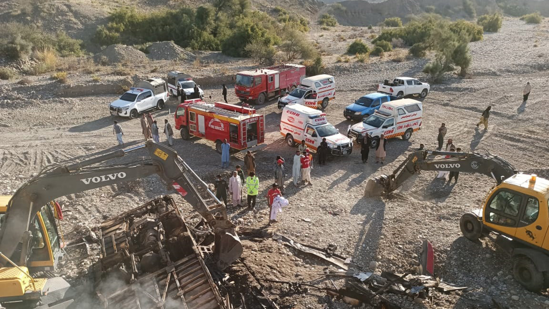 Ein vom Edhi-Rettungsdienst zur Verfügung gestelltes Handout-Foto zeigt die Trümmer des Busses nach einem Busunfall in Lasbela in Pakistan. | EPA