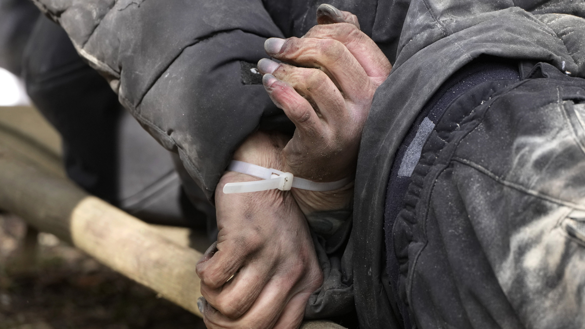 Die gefesselten Hände eines Getöteten in Butscha | AP