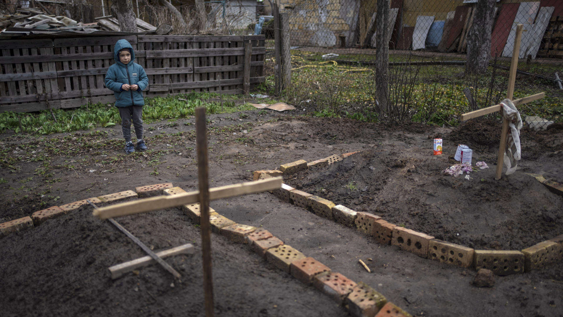 Gräber im Garten eines Hauses in Butscha | AP