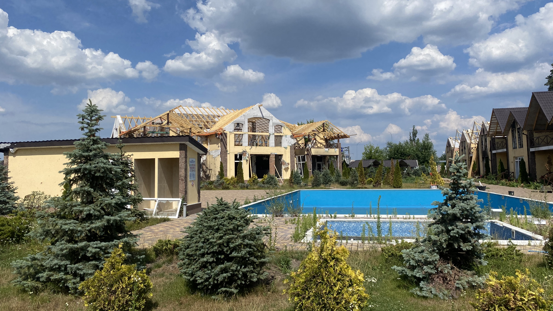 Die zerstörte Hotelanlage von Sergiy Laskin. | Marc Dugge