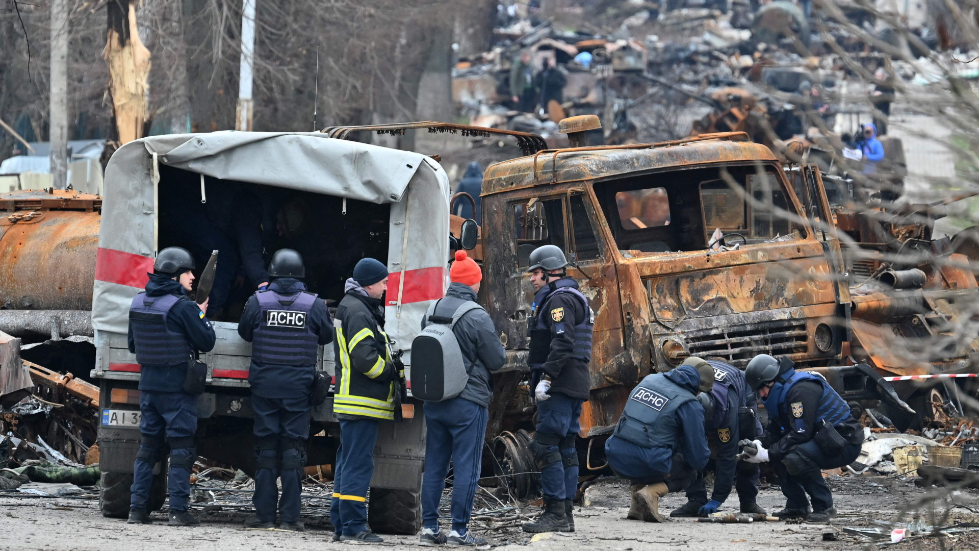 Mitarbeiter des staatlichen Rettungsdienstes der Ukraine führen eine Minenräumungen in Butscha durch. | AFP
