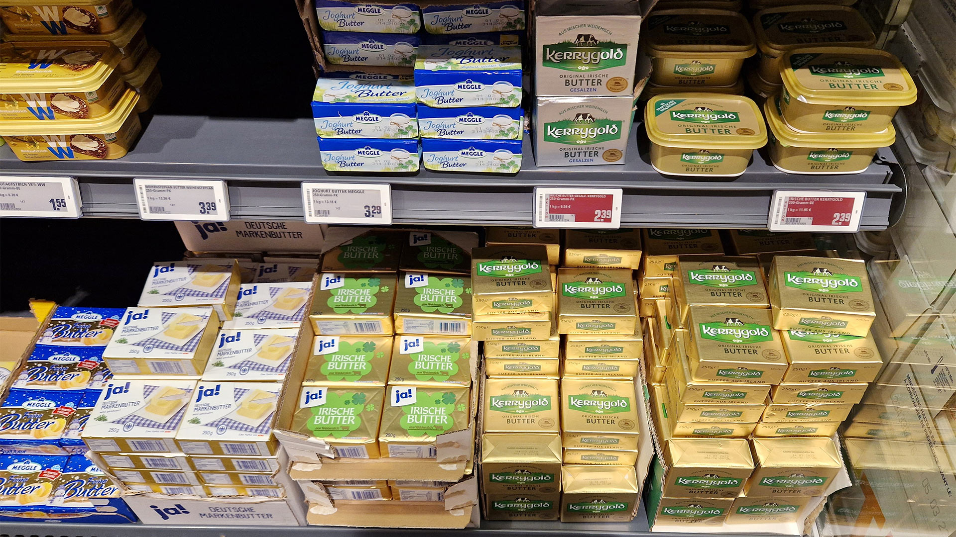 Butterprodukte in einem Supermarkt-Kühlregal