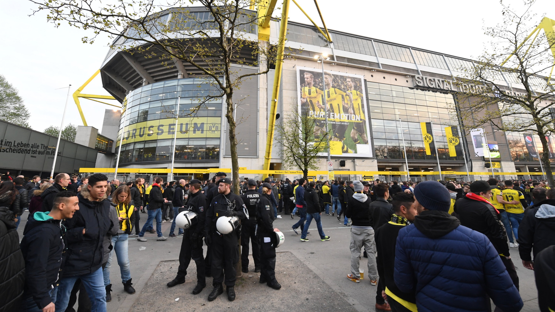 Fans und Polizei stehen vor dem Fußballstadion in Dortmund 