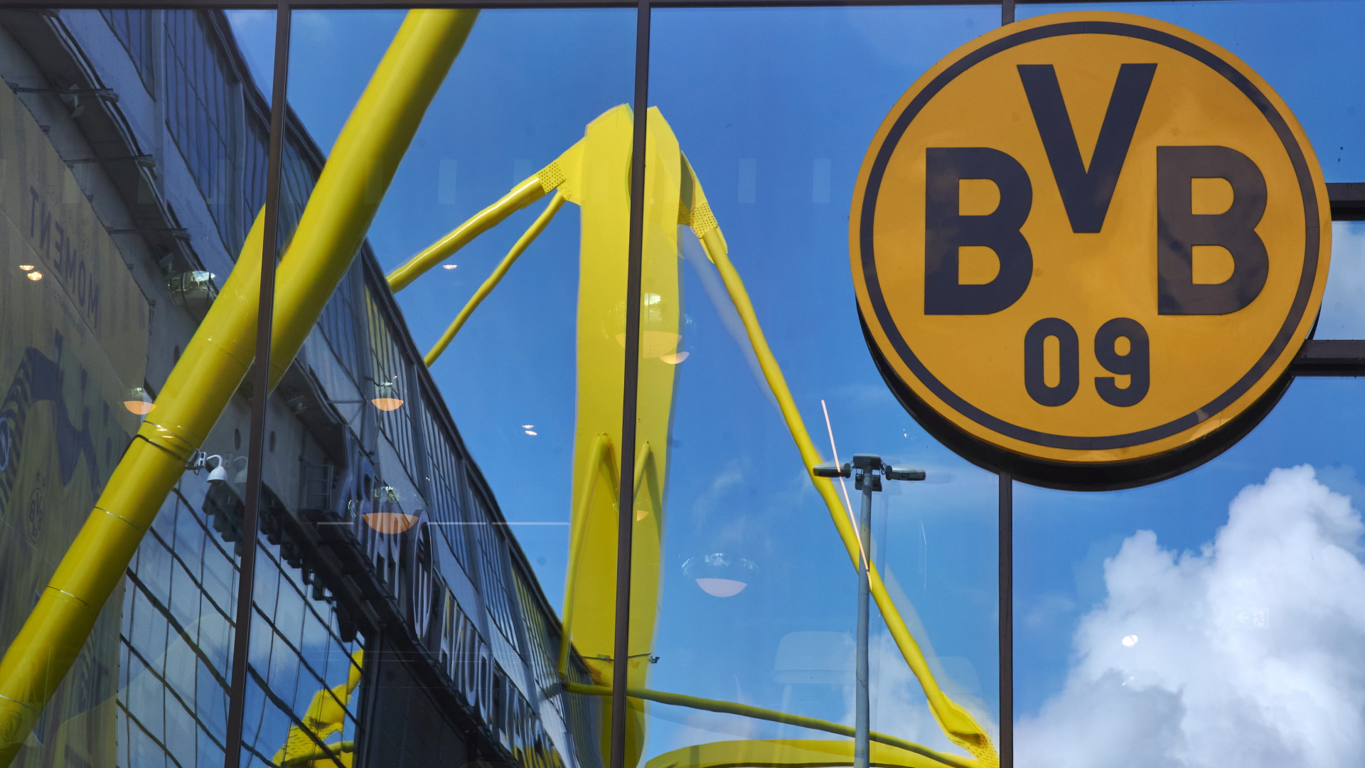 Das Logo des Bundesliga-Vereins BVB vor dem Stadion in Dortmund. | dpa