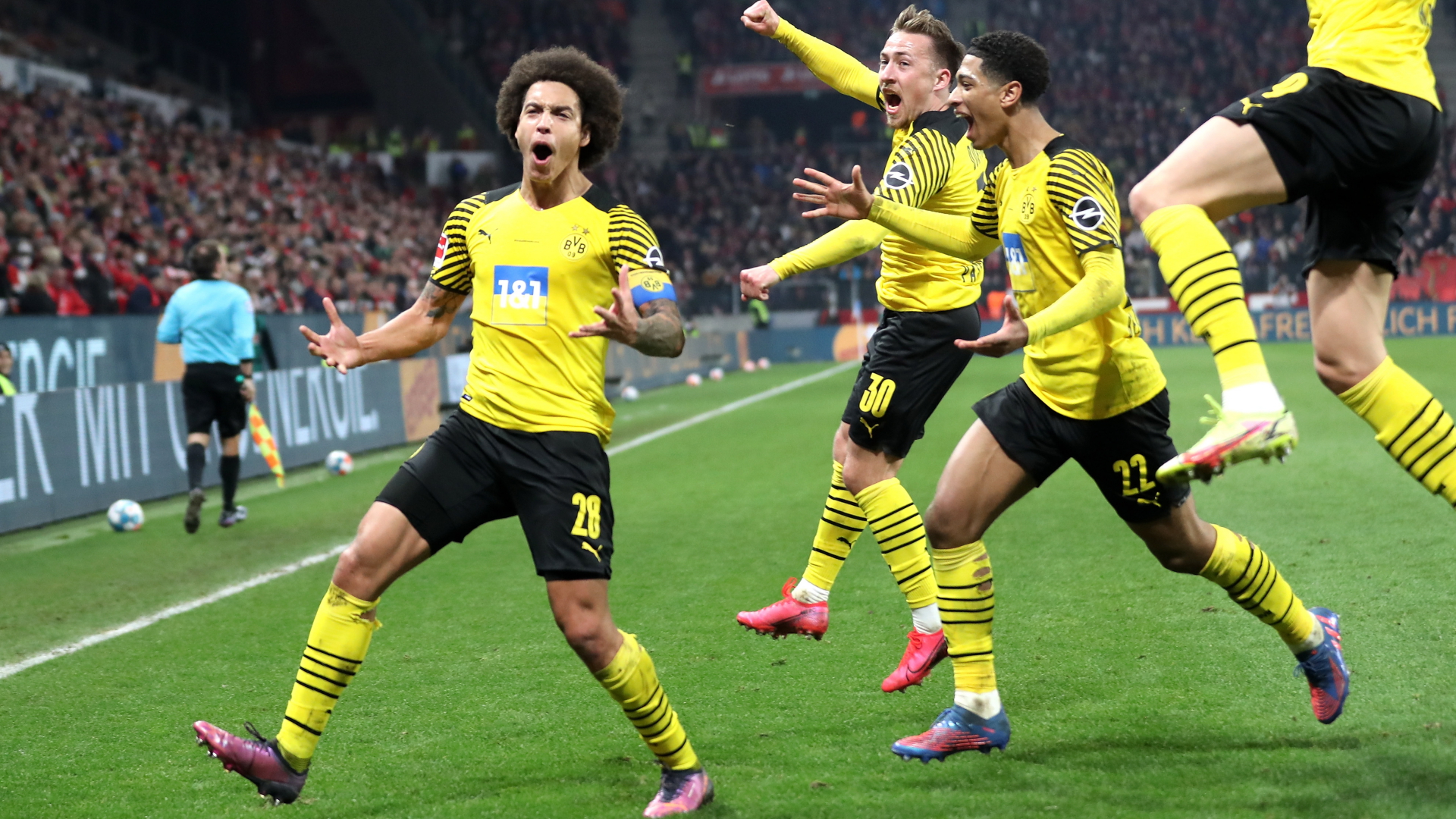 Axel Witsel und seine Mannschaftskollegen von Borussia Dortmund jubeln über ein Tor gegen Mainz. | EPA