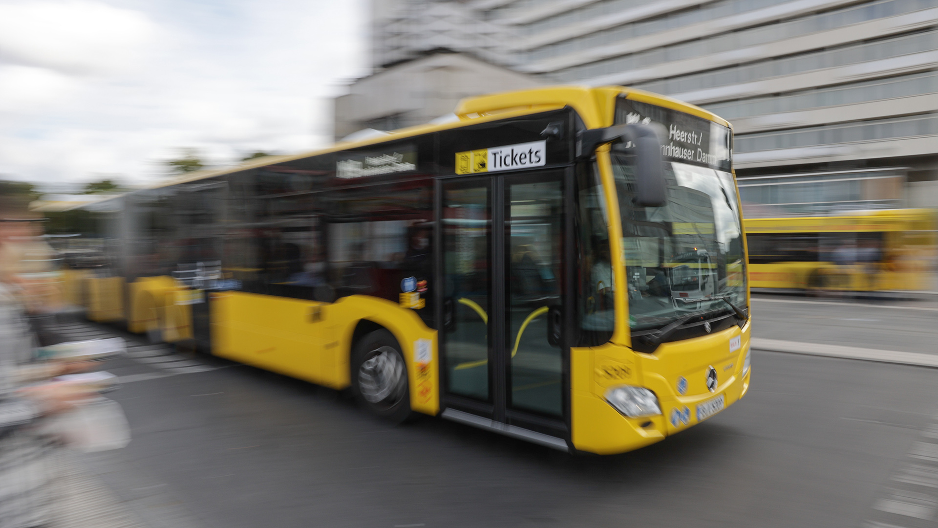 Ein BVG-Bus fährt am Zoologischen Garten in Berlin vorbei. | picture alliance/dpa