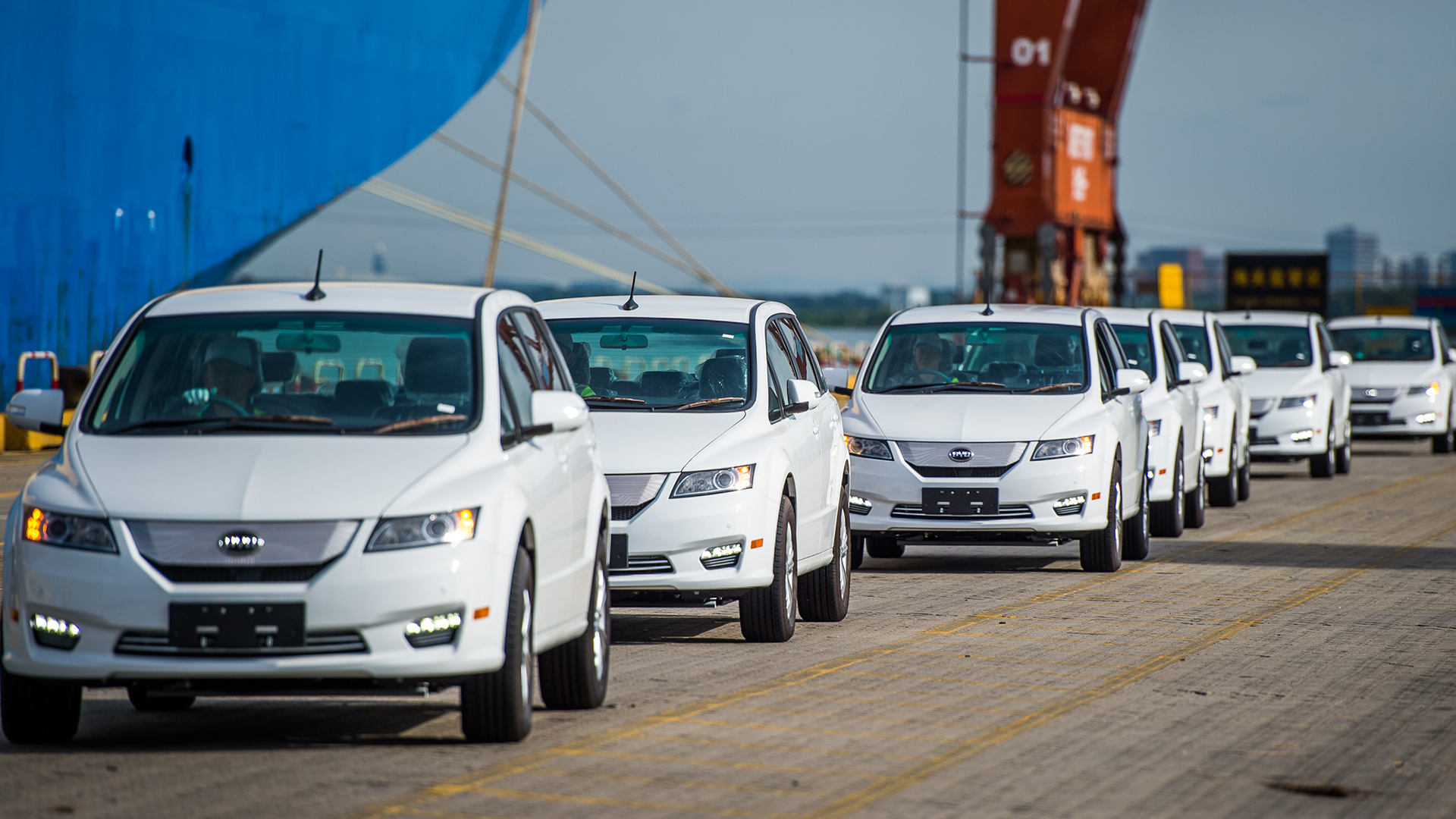 Elektroautos des Typs BYD e6 stehen aufgereiht im Hafen in Shenzhen City. | picture alliance/dpa/HPIC