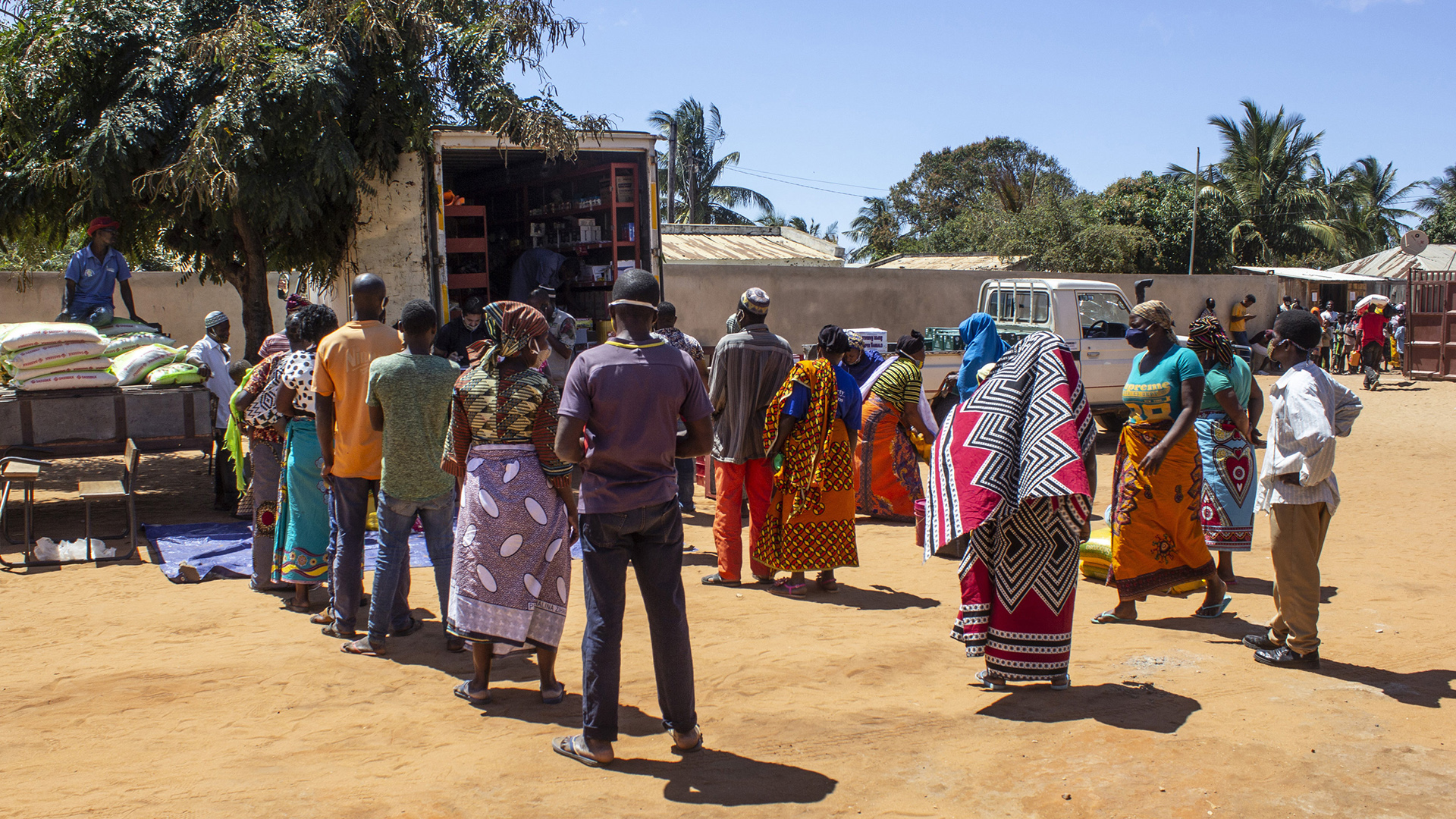 Menschen stehen für Lebensmittelpakete des WFP an, Provinz Cabo Delgado/Mosambik. | AP