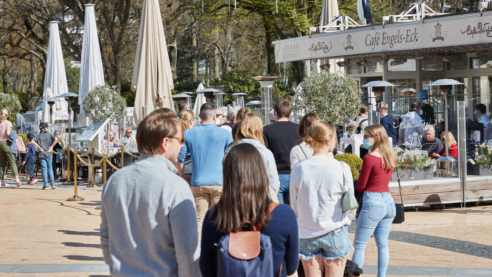Vor einem Café am Timmendorfer Strand stehen die Leute im Mai 2021 Schlange.