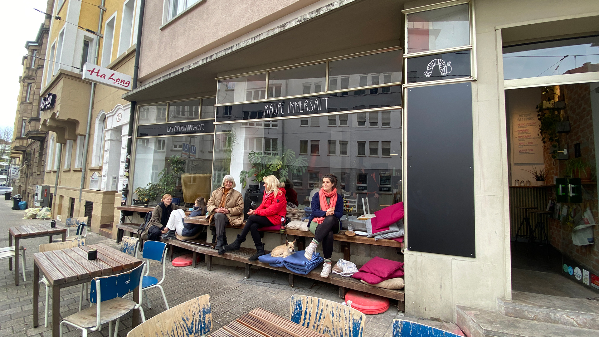 Menschen sitzen vor einem Café. | Diana Hörger/SWR