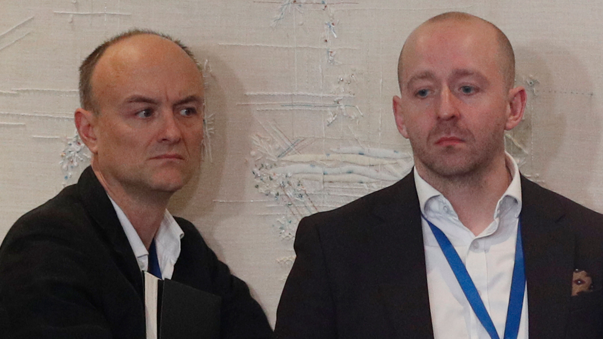 Johnsons Kommunikationschef Lee Cain (rechts) und der Politikberater Dominic Cummings bei einer Pressekonferenz in London  | AFP
