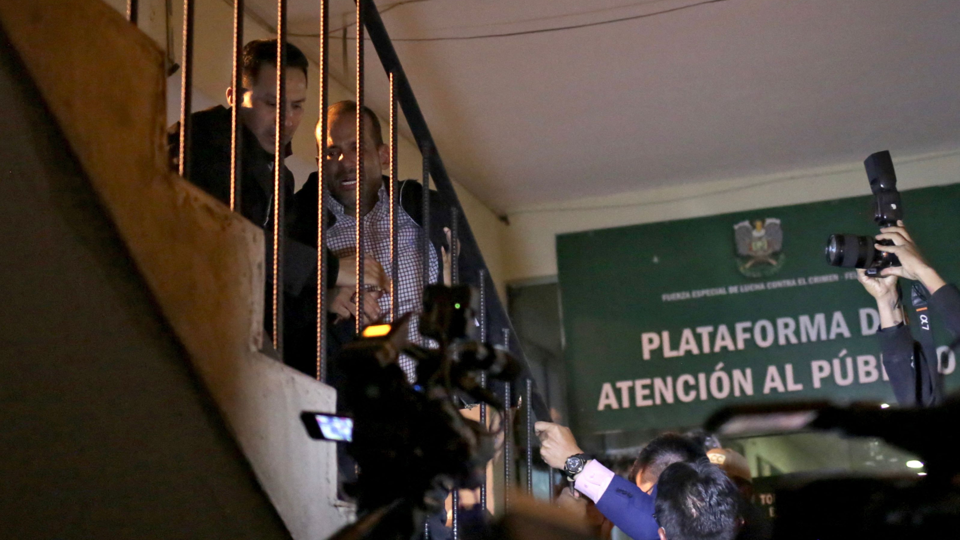 Der bolivianische Oppositionsführer Camacho wird in der Hauptstadt La Paz abgeführt.  | AFP
