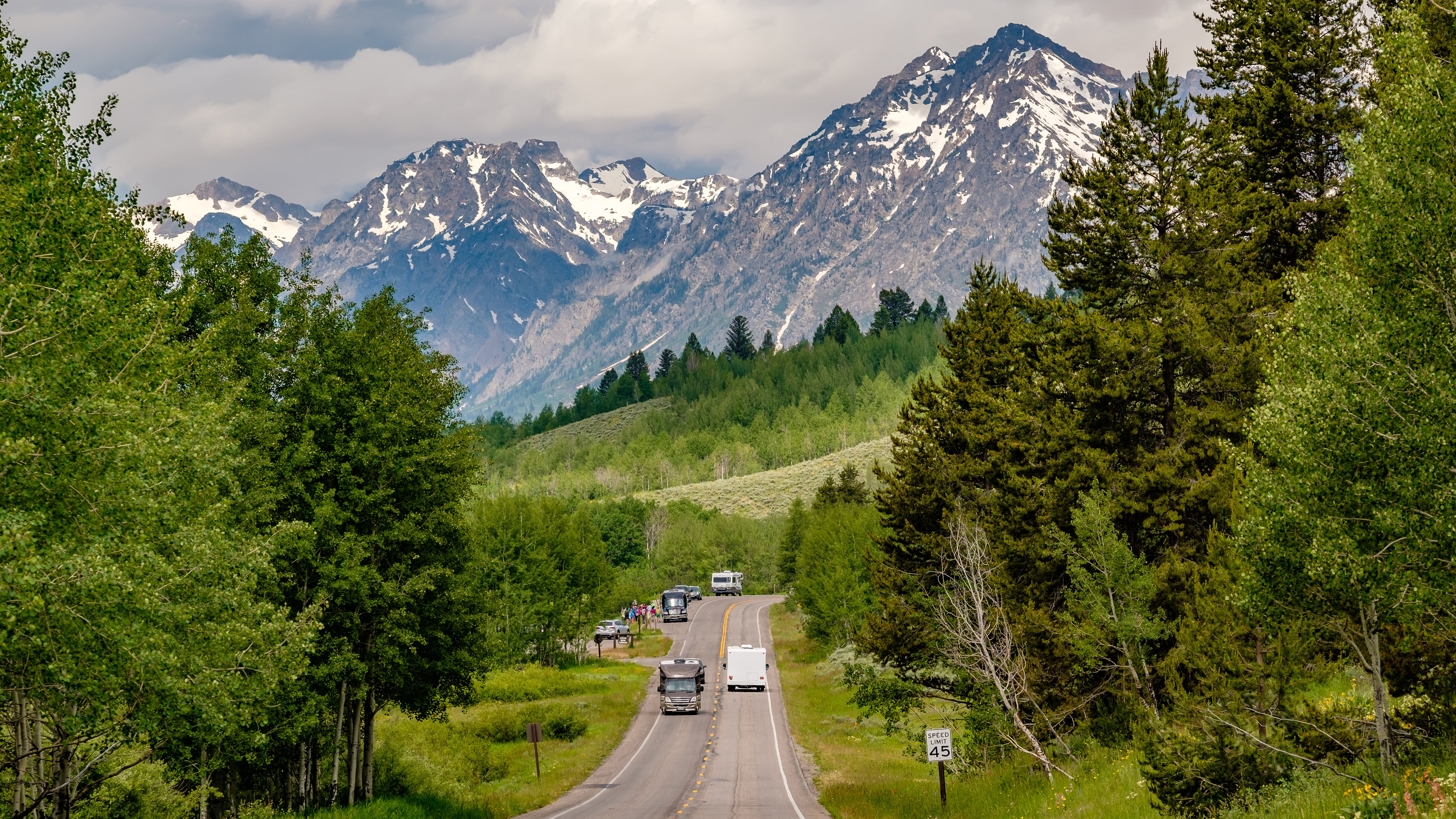 Wohnmobile fahren auf einem Highway im Grand Teton National Park, Wyoming, USA. | picture alliance / Zoonar