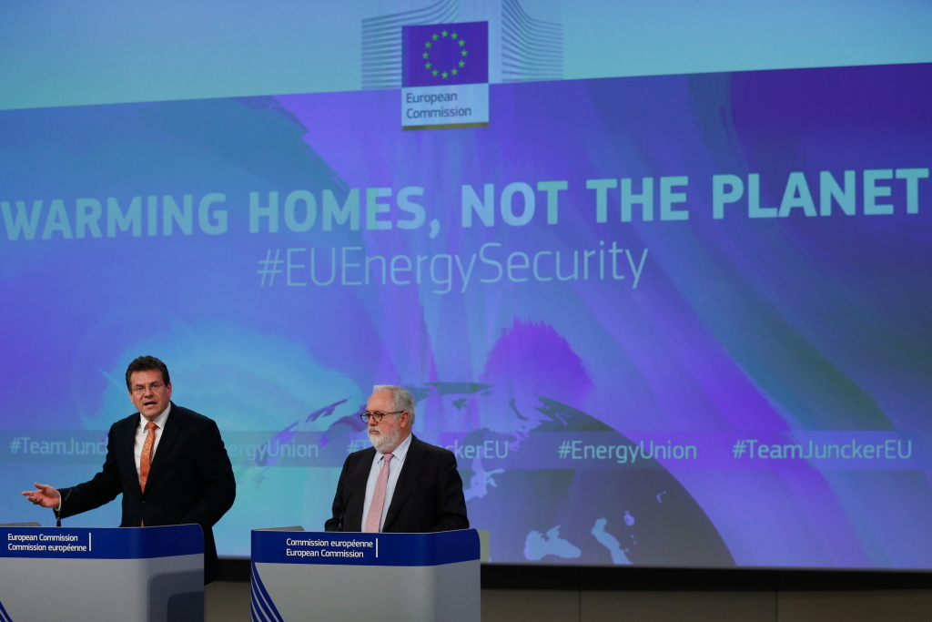 EU-Energiekommissar Canete (rechts) und Kommissionsvize Sefcovic wollen die Abhänigkeit vom russischen Gas minimieren.