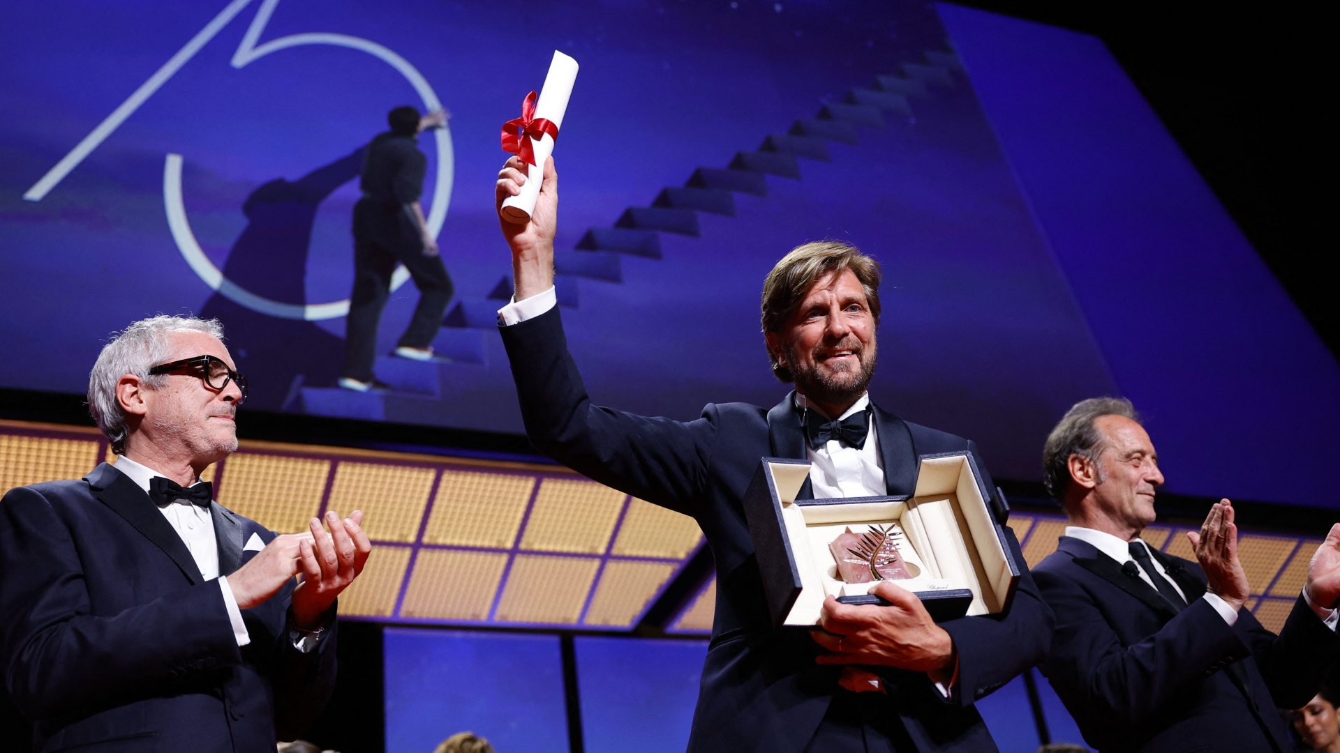 Der schwedische Regisseur Ruben Östlund jubelt, weil der die Goldene Palme gewonnen hat.  | REUTERS