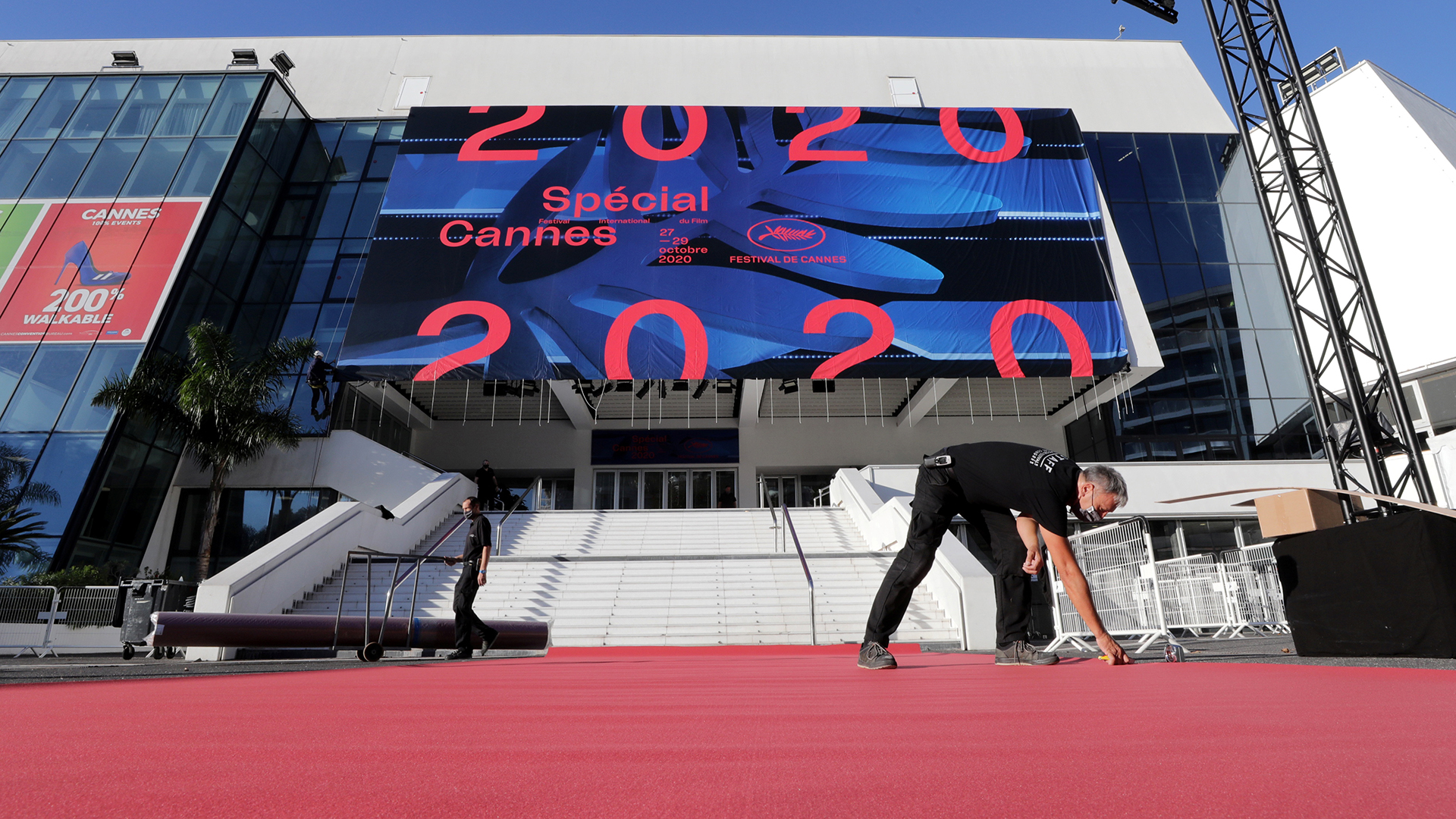 Arbeiter verlegen den Roten Teppich für das Filmfestival in Cannes | REUTERS