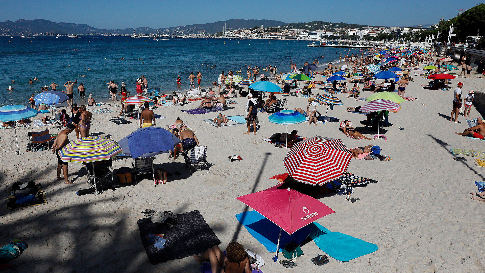 Der mit Badegästen gefüllte Strand in Cannes. | EPA