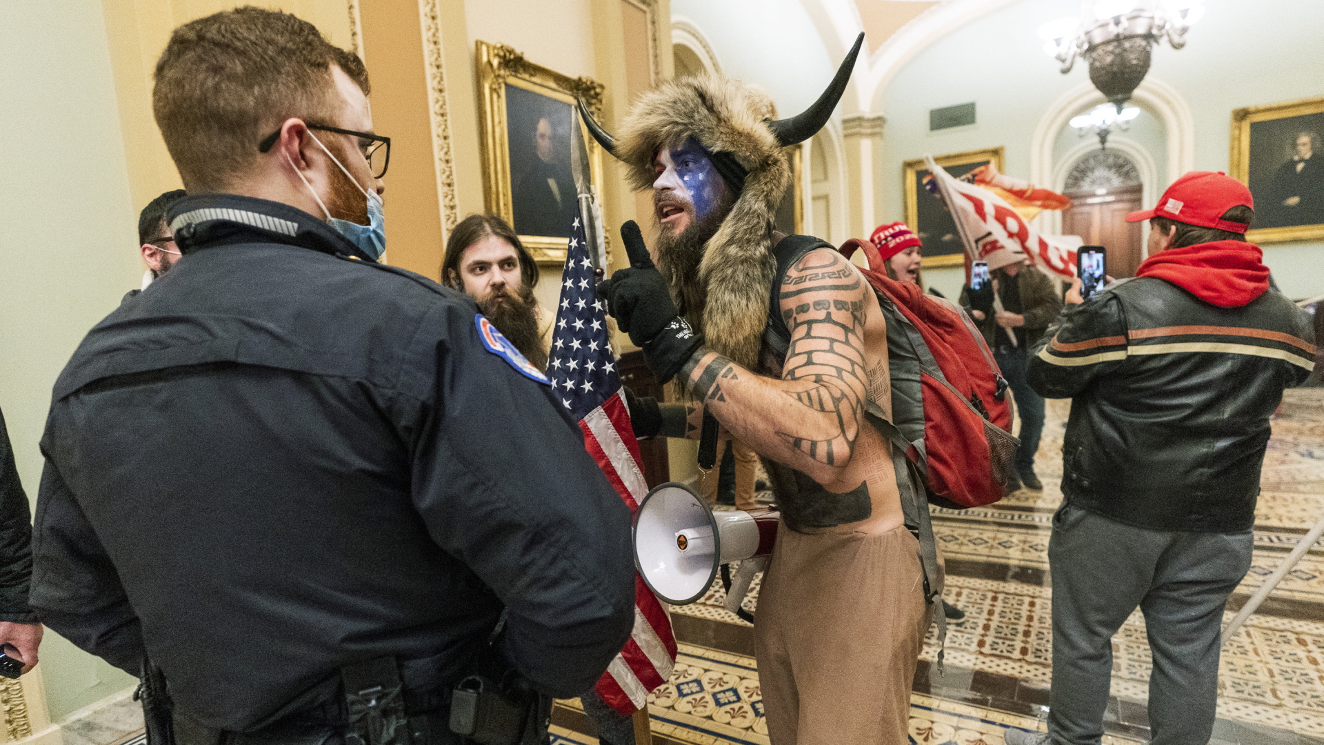 Ein Trump-Anhänger, der am Angriff auf das Kapitol teilnahm.| Bildquelle: AP