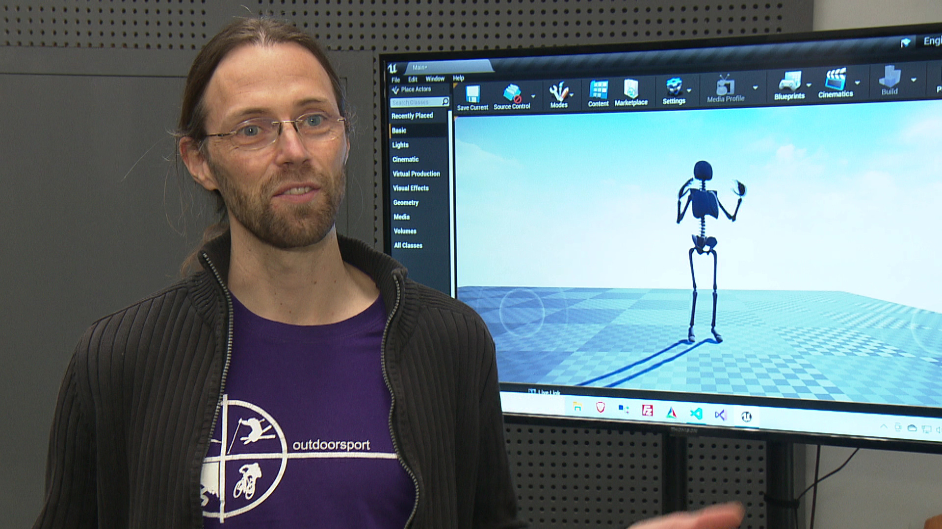 Nils Hasler neben einem Monitor, auf dem ein computeranimiertes Skelett abgebildet ist | Peter Sauer/SR
