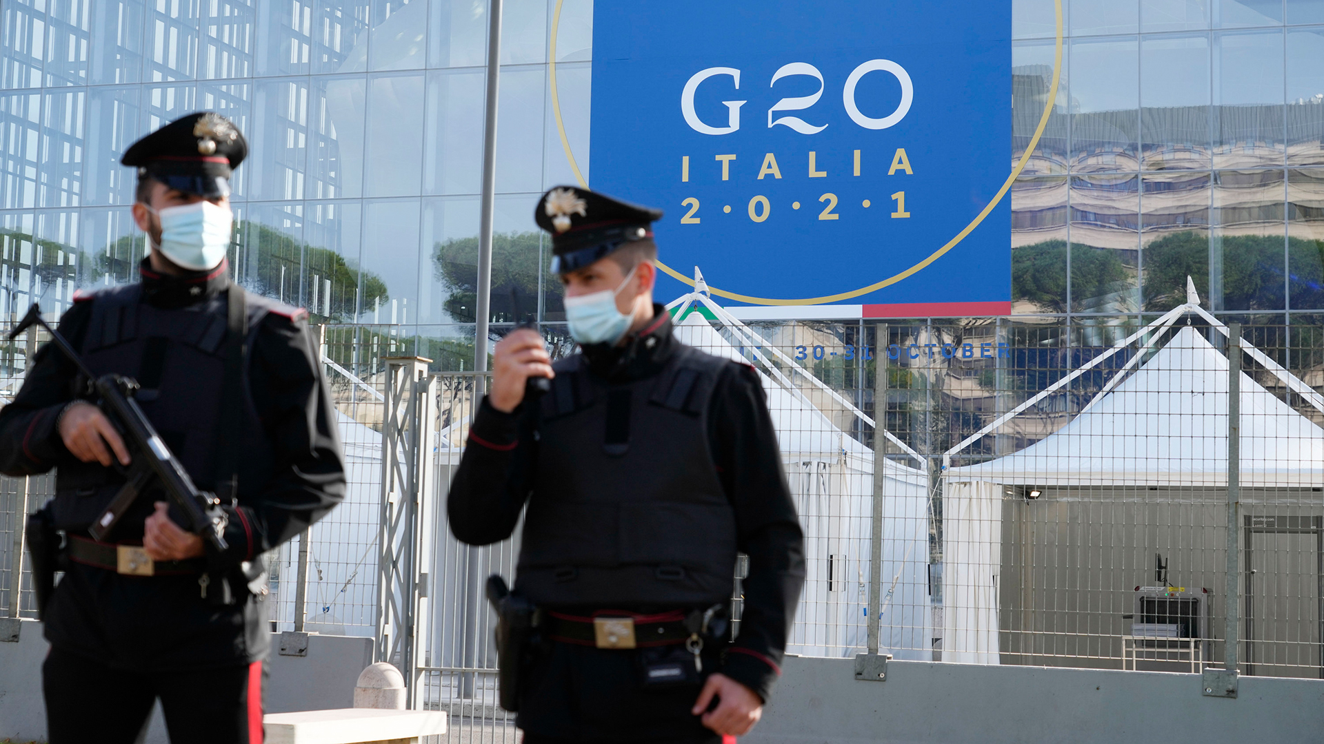 Italienische Carabinieri patrouillieren vor dem Kongresszentrum La Nuvola in Rom. | AP