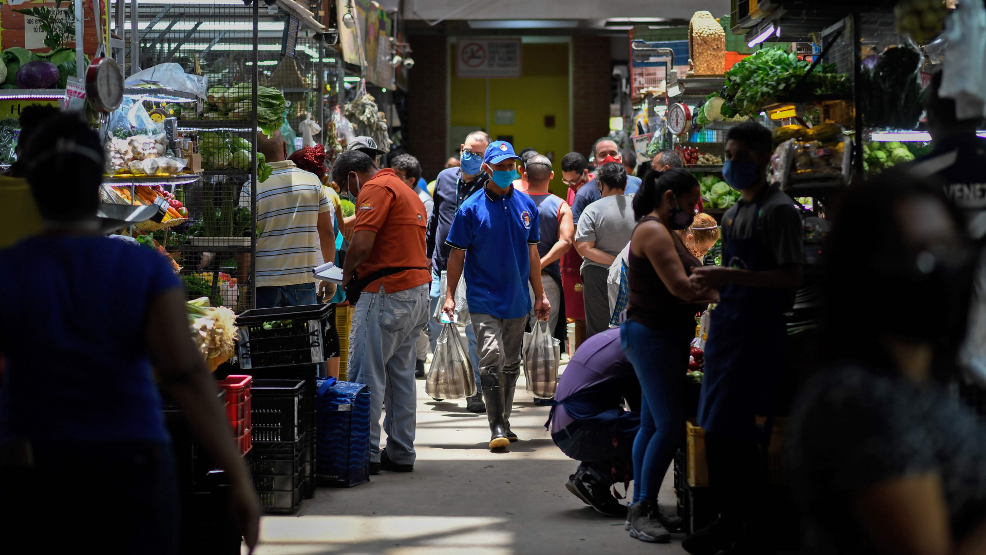 Ein belebter Markt in der Hauptstadt Caracas. Seit Juni wird der Shutdown in Venezuela im Wochentakt aufgeweicht und dann wieder verschärft. | AFP