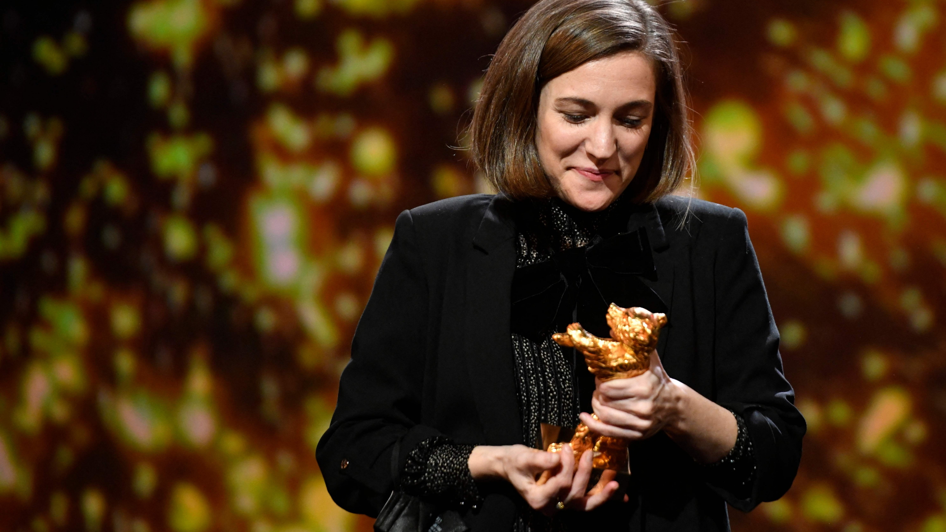 Carla Simon mit dem Goldenen Bären für den Besten Film bei der Preisverleihung der Berlinale 2022. | AFP