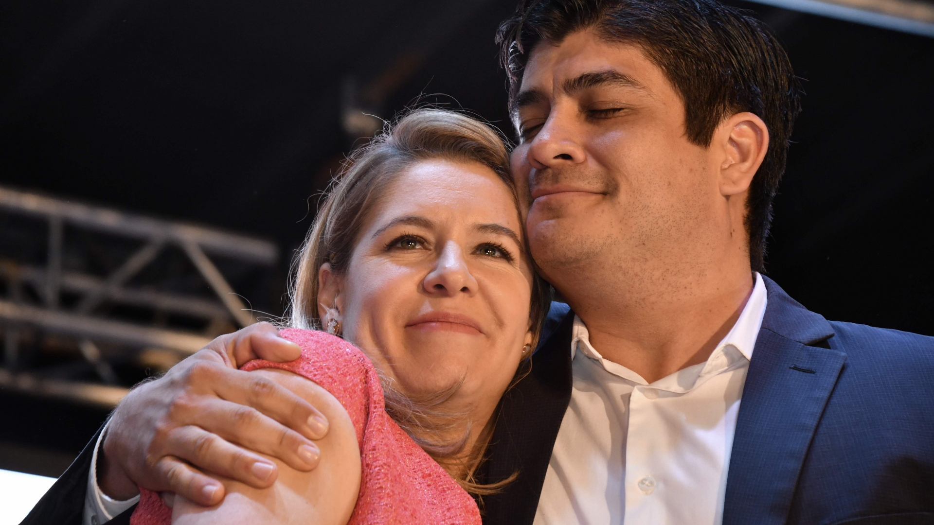 Carlos Alvarado und seine Ehefrau nach dem Wahlsieg | AFP