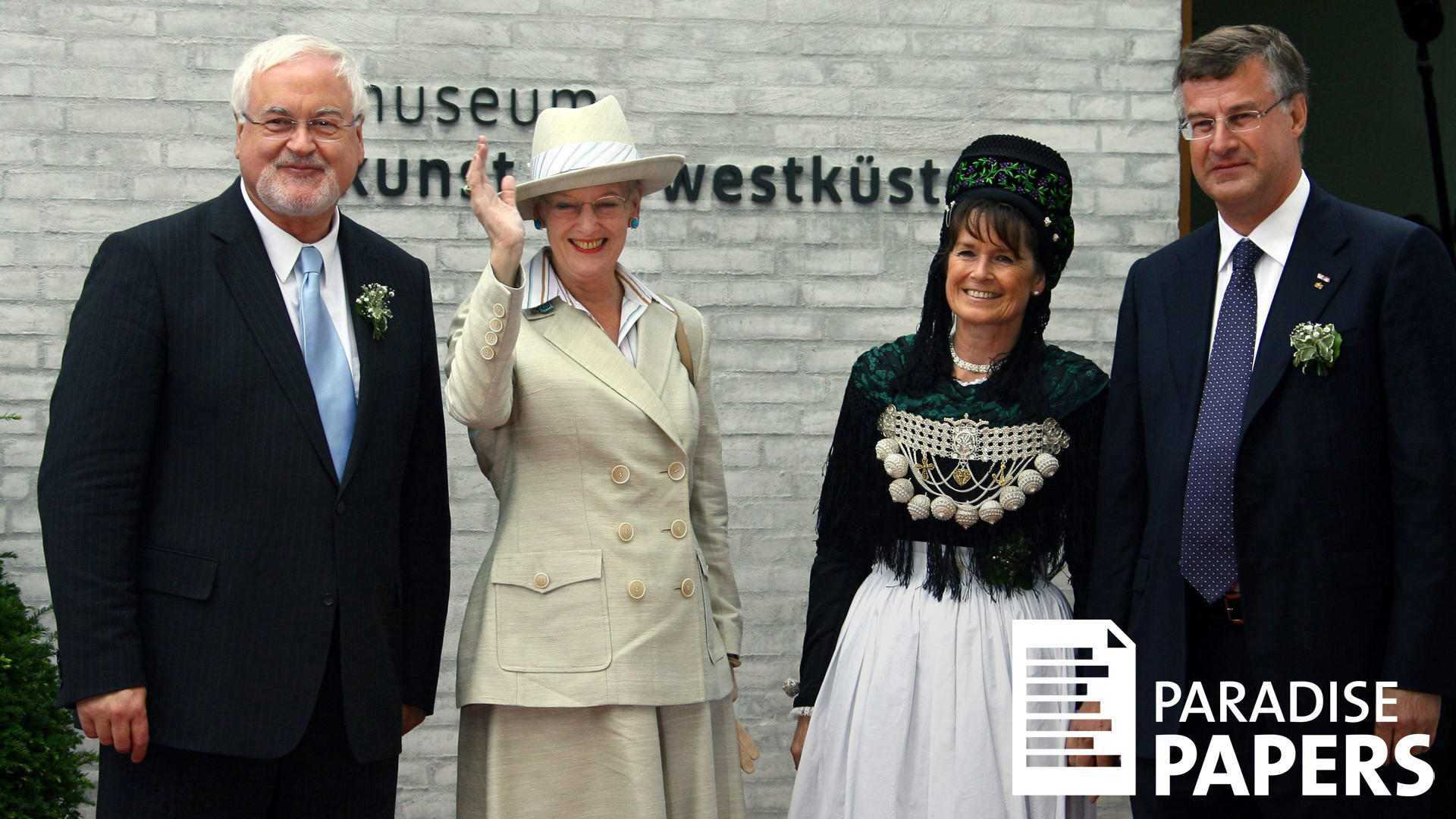 Peter Harry Carstensen (links) mit Königin Margrethe II., Frederik Paulsen (R)  und Ellen Schwichert bei der Einweihung des Westküstenkunstmuseums auf Föhr im Jahr 2009