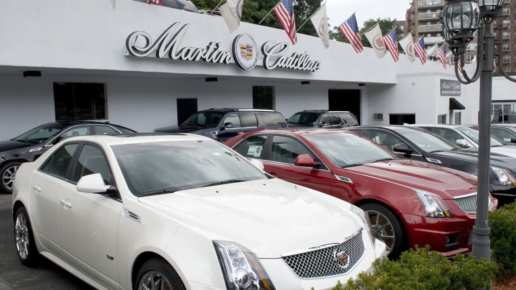 Cadillacs vor einem US-Autohaus