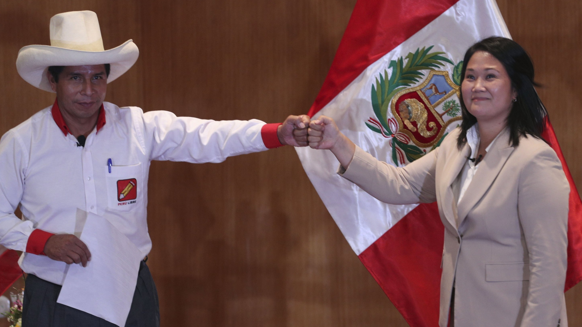 Präsidentschaftskandidaten Castillo und Fujimori begrüßen sich auf einer Wahlkampfveranstaltung in Lima (Peru) mit der Faust | AP