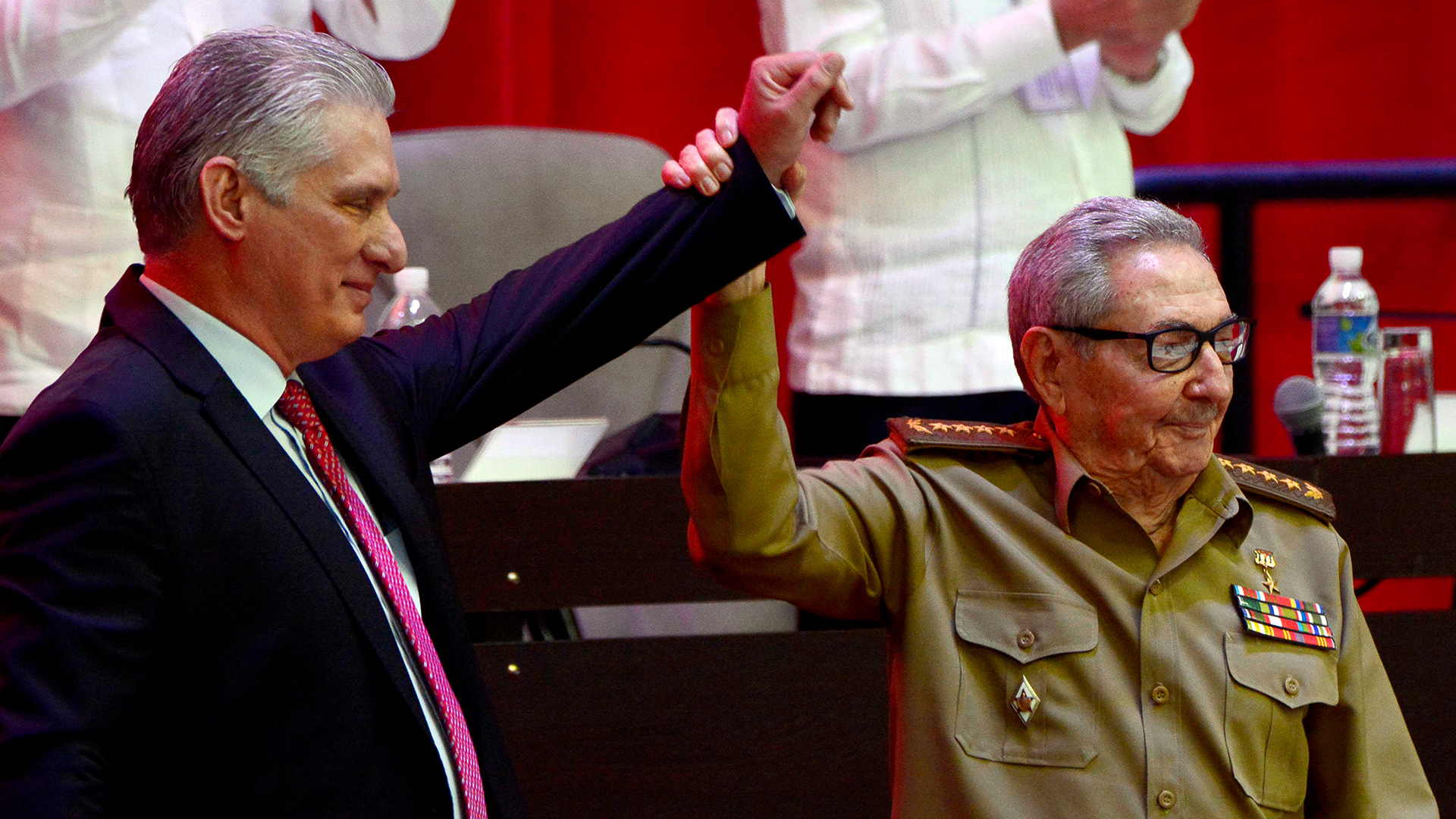 Raul Castro (r) hebt die Hand von Miguel Diaz-Canel (l). | dpa
