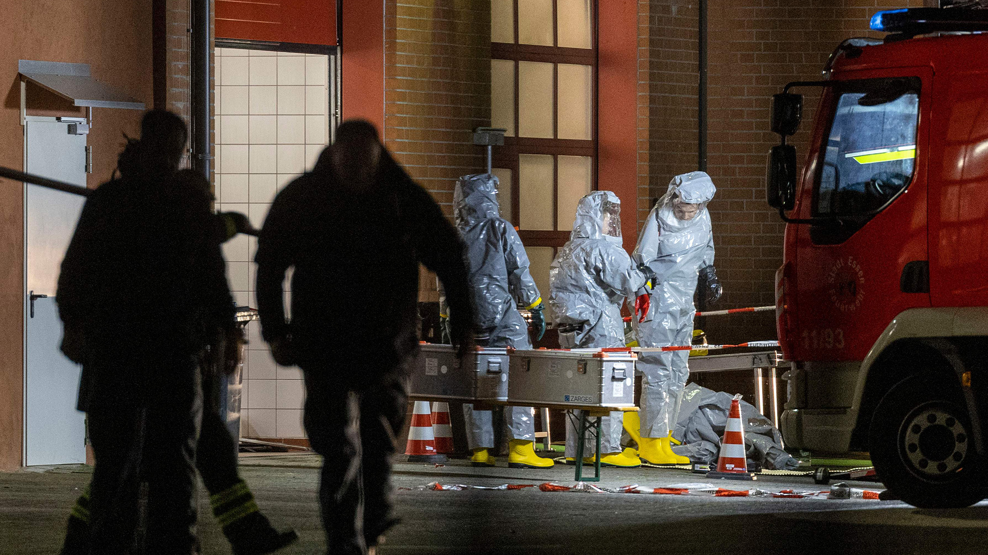 Beamte in Schutzanzügen untersuchen auf dem Gelände der Feuerwehr in Castrop-Rauxel Substanzen. | AFP