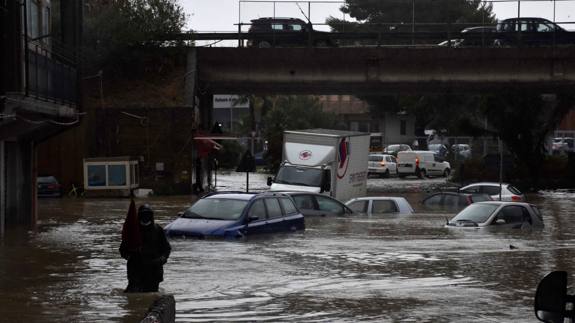 Eine überschwemmte Straße in Catania, Sizilien.