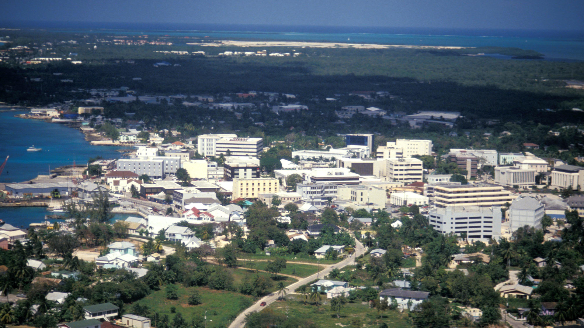 Blick über Georgtown auf der Großen Cayman-Insel | picture alliance / Â© Bruce Cole