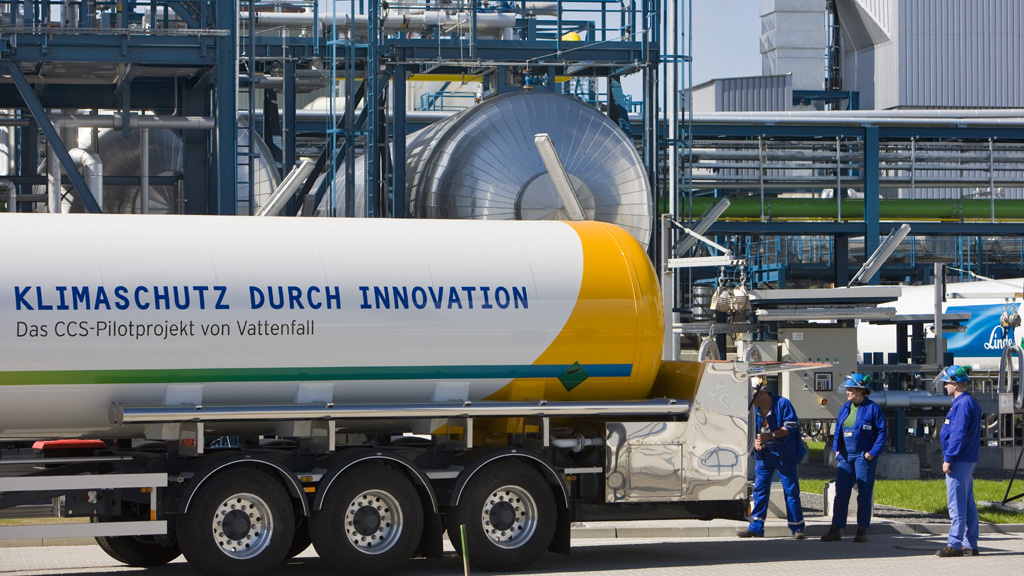 Auf dem Gelände der Vattenfall CO2-Pilotanlage im brandenburgischen Spremberg wird Kohlendioxid in einen Tanklastzug gepumpt